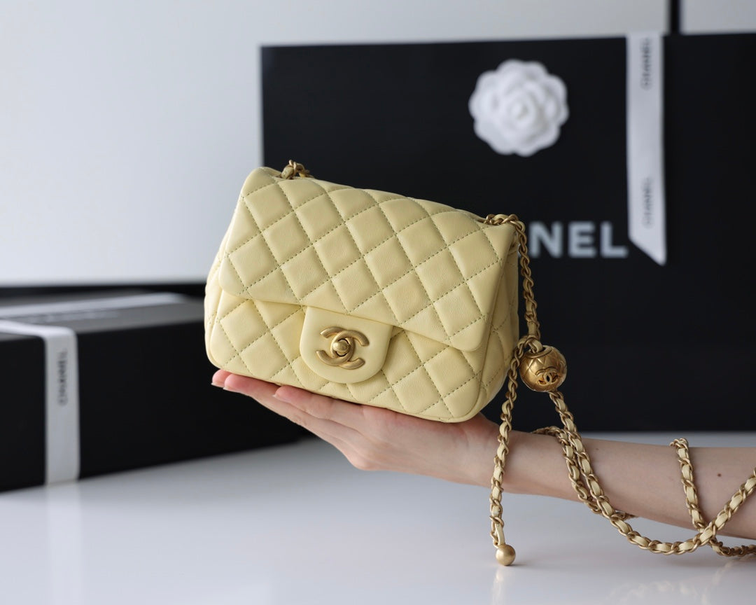 FLAP BAG 17CM YELLOW LAMBSKIN GOLD HARDWARE