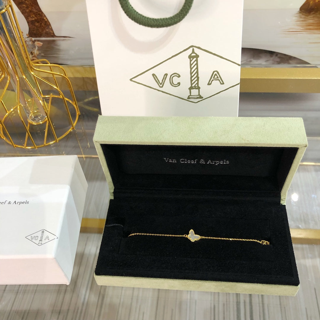 VCA Butterfly White Mop Gold 1 Motifs Bracelet