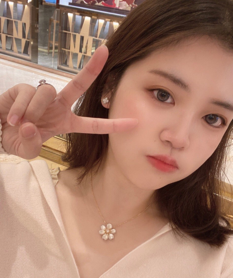 VCA Rose White Mop Necklace Gold 5 Diamond