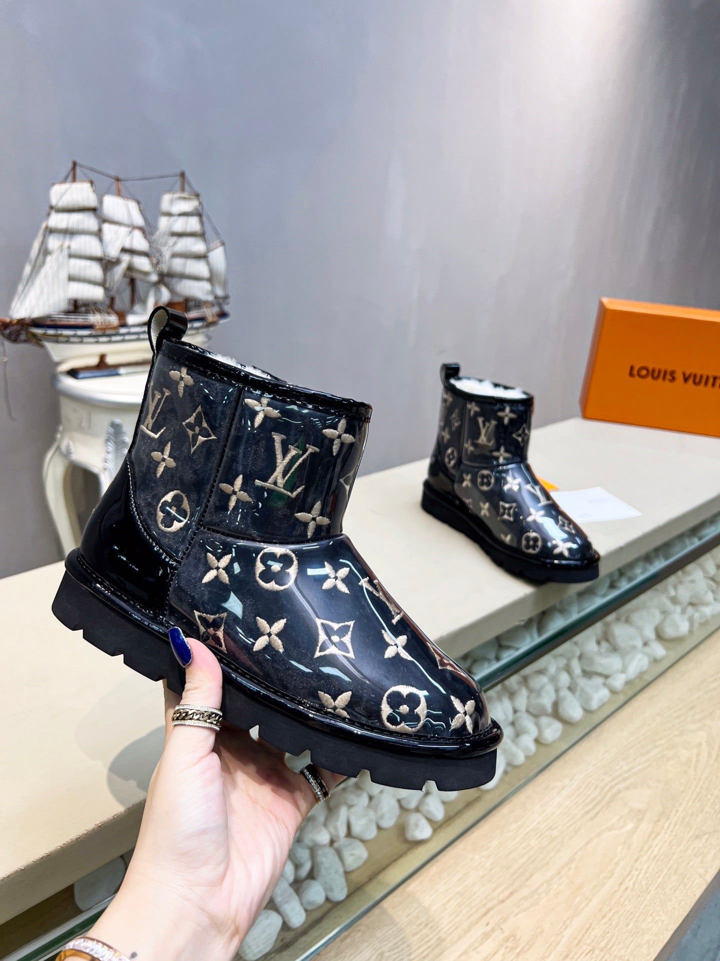 LV 25 Snow Boots Black Scratch-Resistant PVC Wool 576230