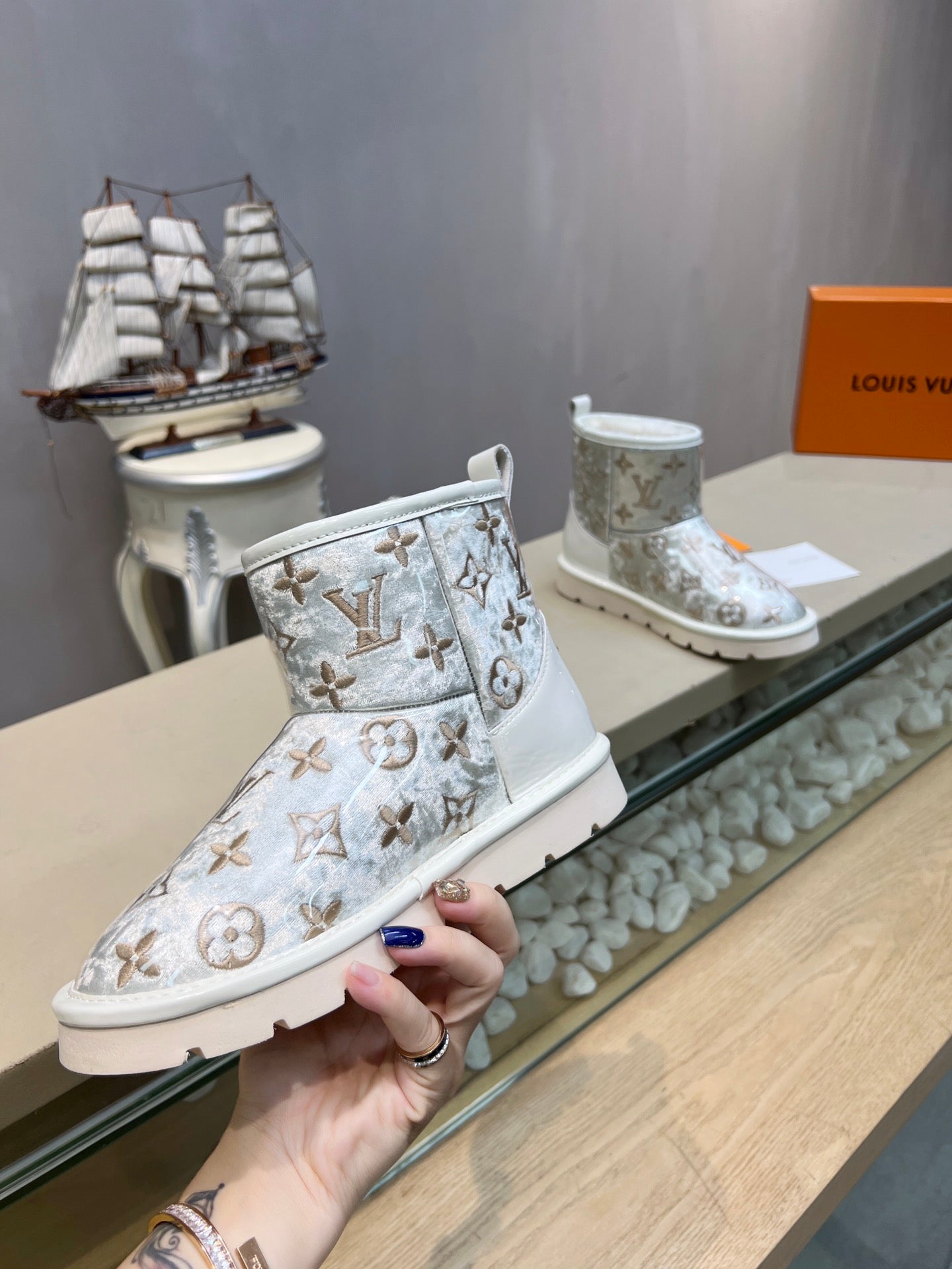 LV 25 Snow Boots Ivory Scratch-Resistant PVC Wool 576229