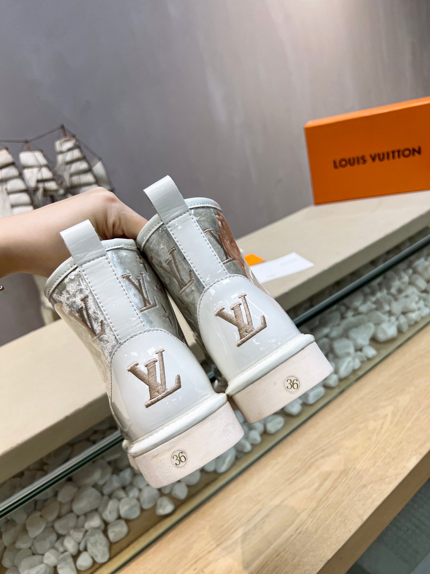 LV 25 Snow Boots Ivory Scratch-Resistant PVC Wool 576229