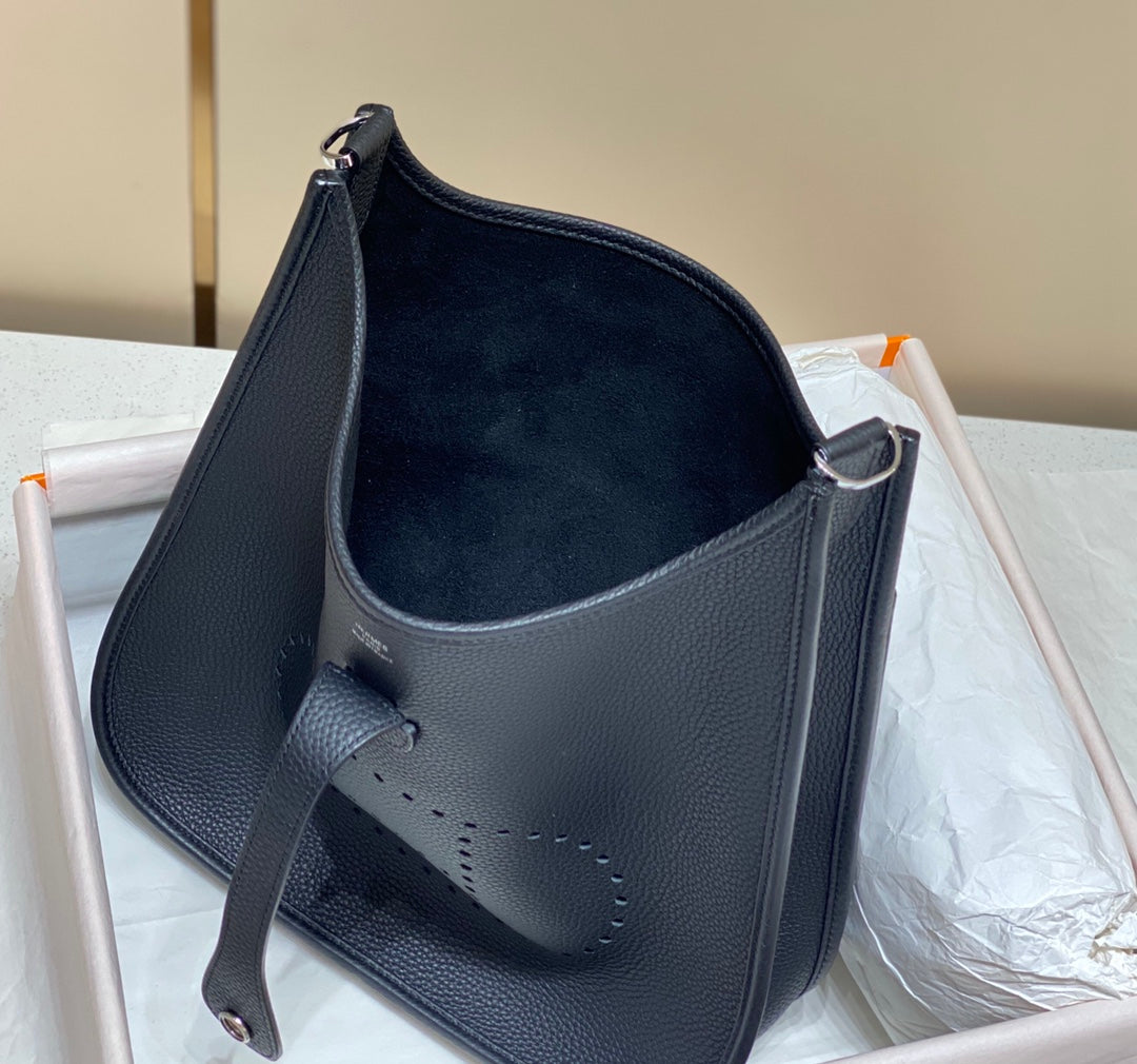 Evelyne 29cm Navy Togo Shw