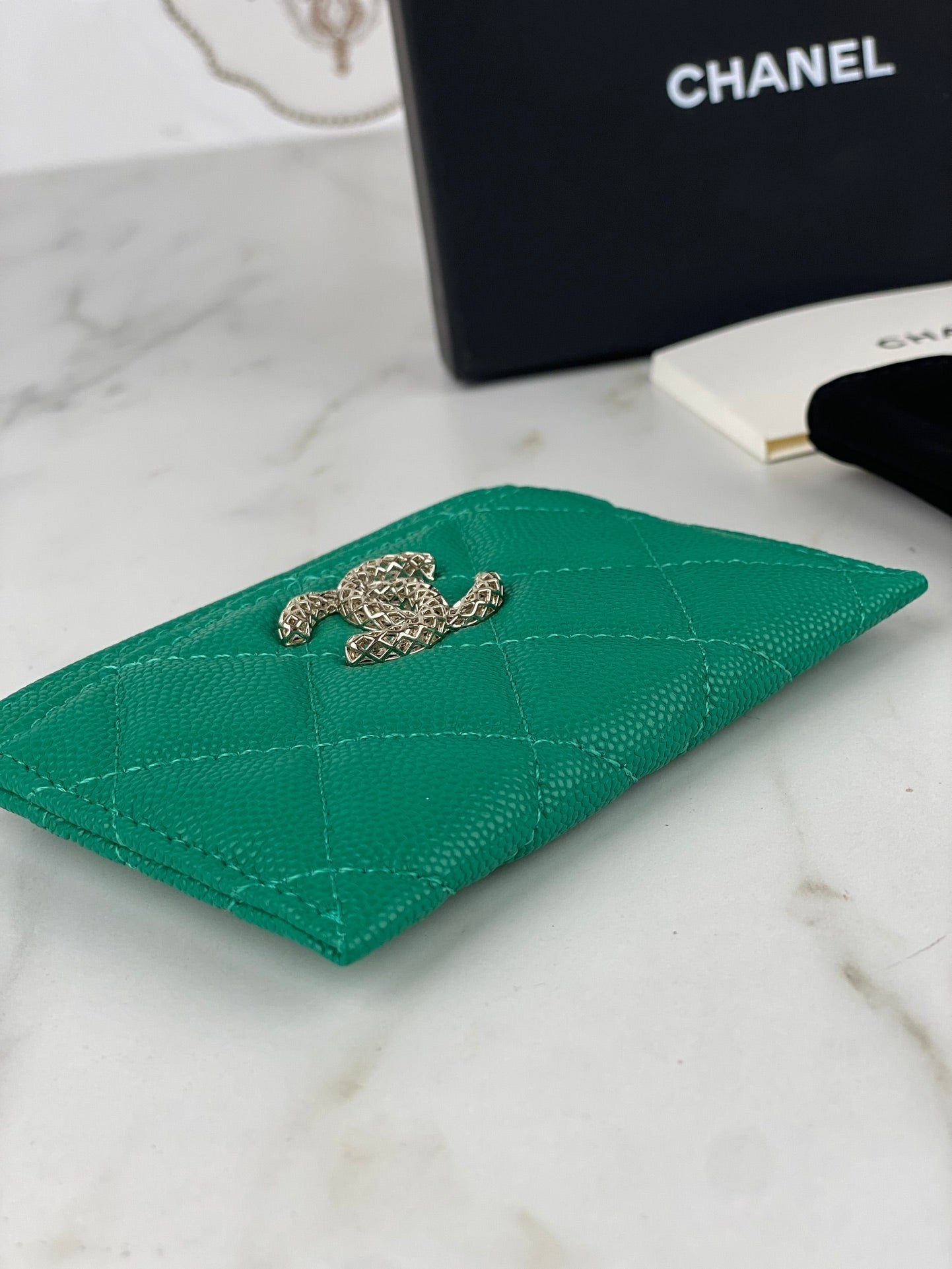 CC CARD HOLDER 19.5 EMERALD GRAINED CALFSKIN GOLD ICON