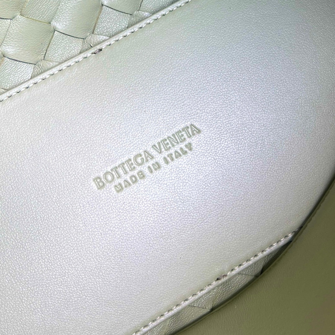 bv medium andiamo 32 white lambskin