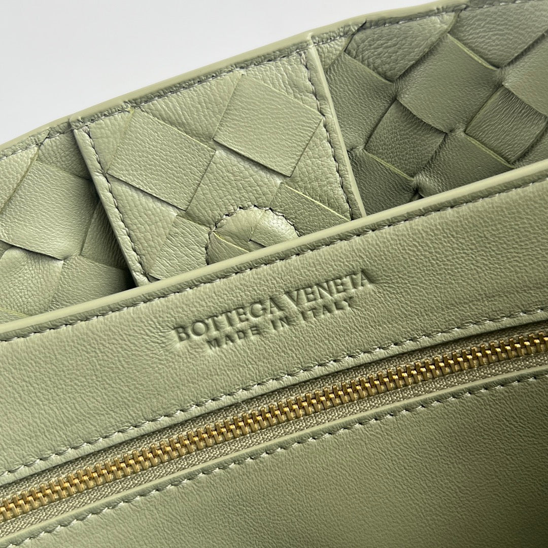 bv medium andiamo 32 white lambskin