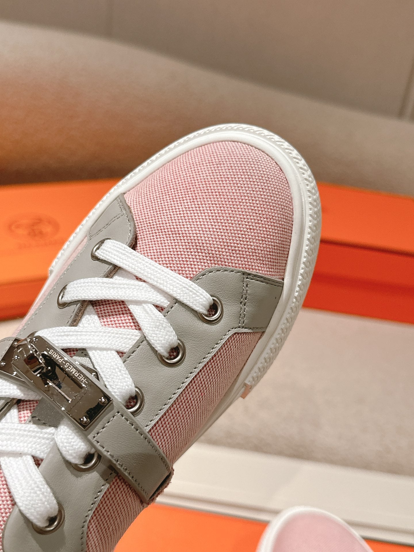 HM 25ss Kelly Buckle Sneakers Pink Gray Cowhide Canvas 577488