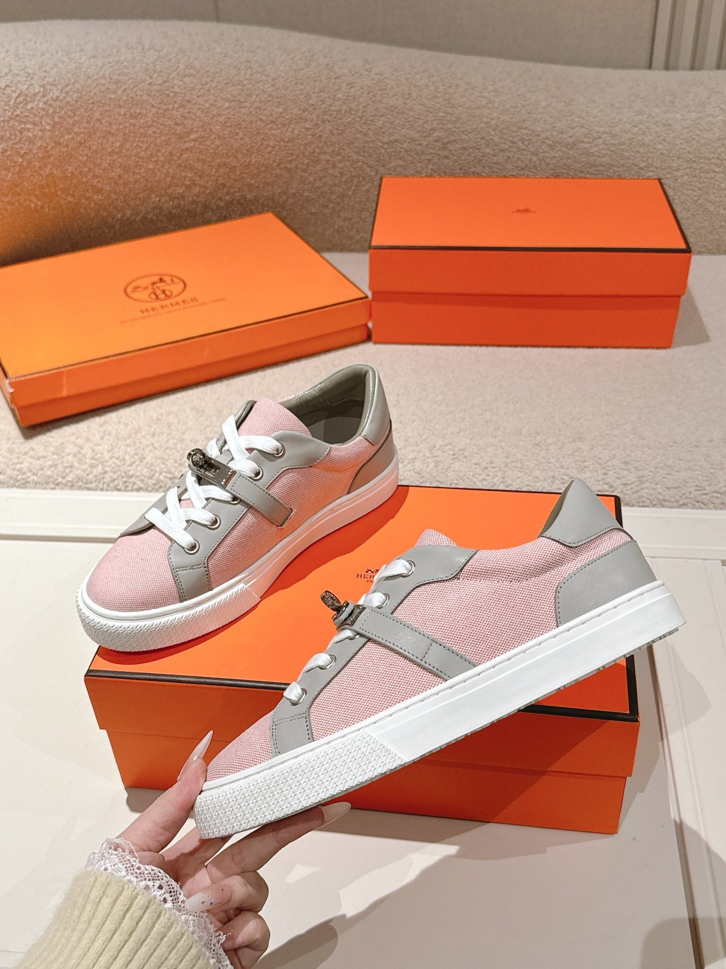 HM 25ss Kelly Buckle Sneakers Pink Gray Cowhide Canvas 577488