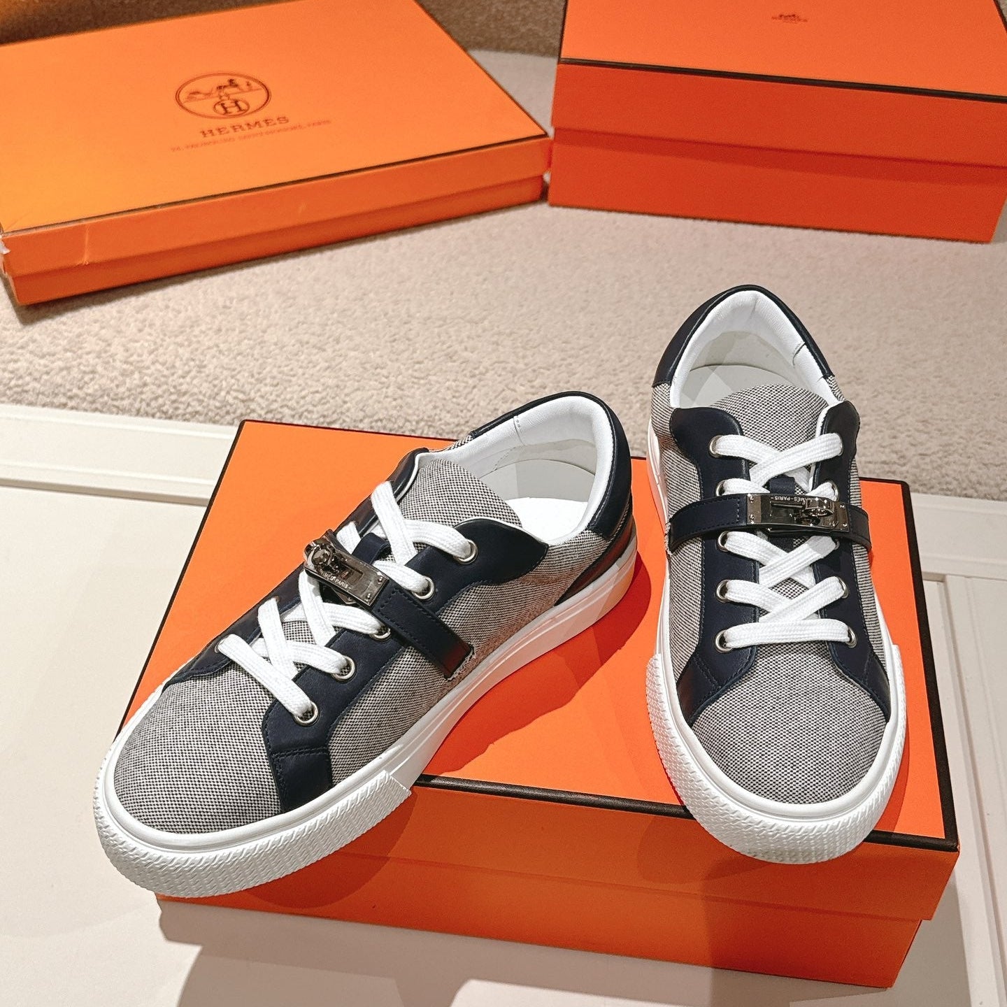 HM 25ss Kelly Buckle Sneakers Navy Blue Gray Cowhide Canvas 577489