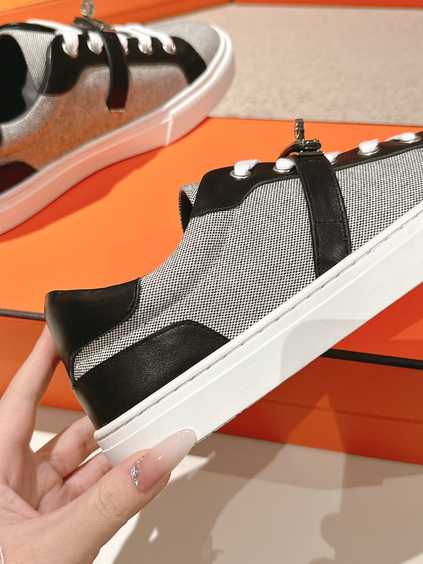 HM 25ss Kelly Buckle Sneakers Black Gray Cowhide Canvas 577490