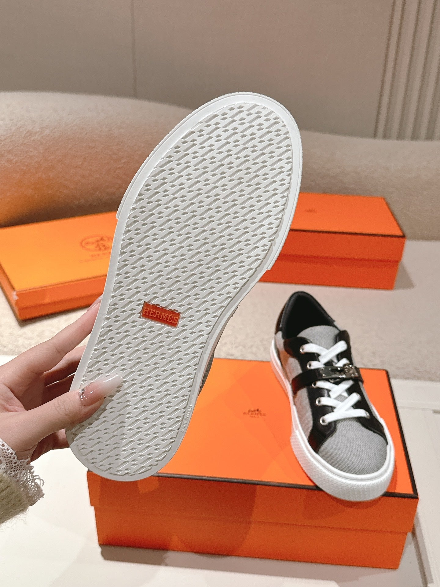 HM 25ss Kelly Buckle Sneakers Black Gray Cowhide Canvas 577490