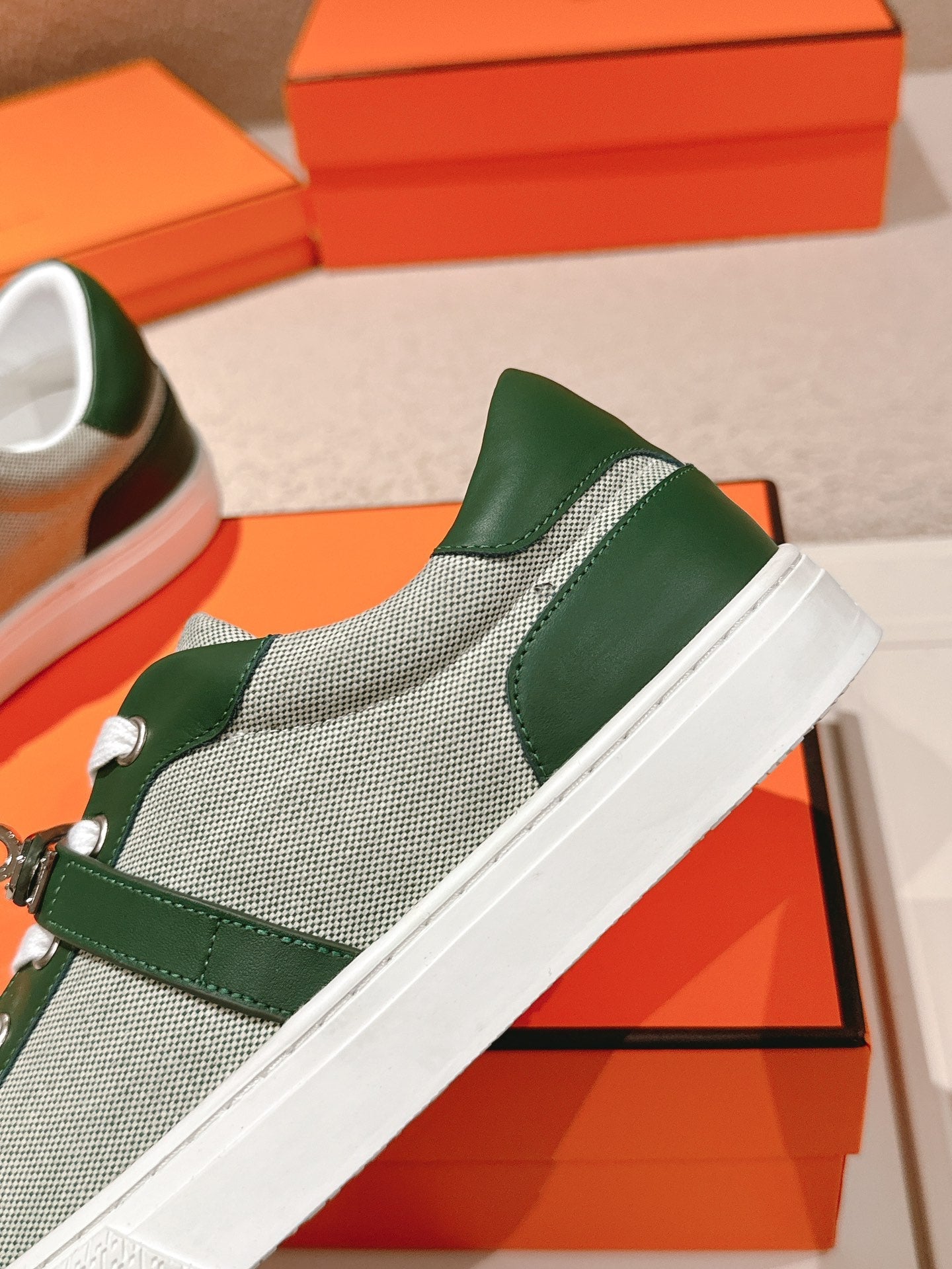 HM 25ss Kelly Buckle Sneakers Green Gray Cowhide Canvas 577492