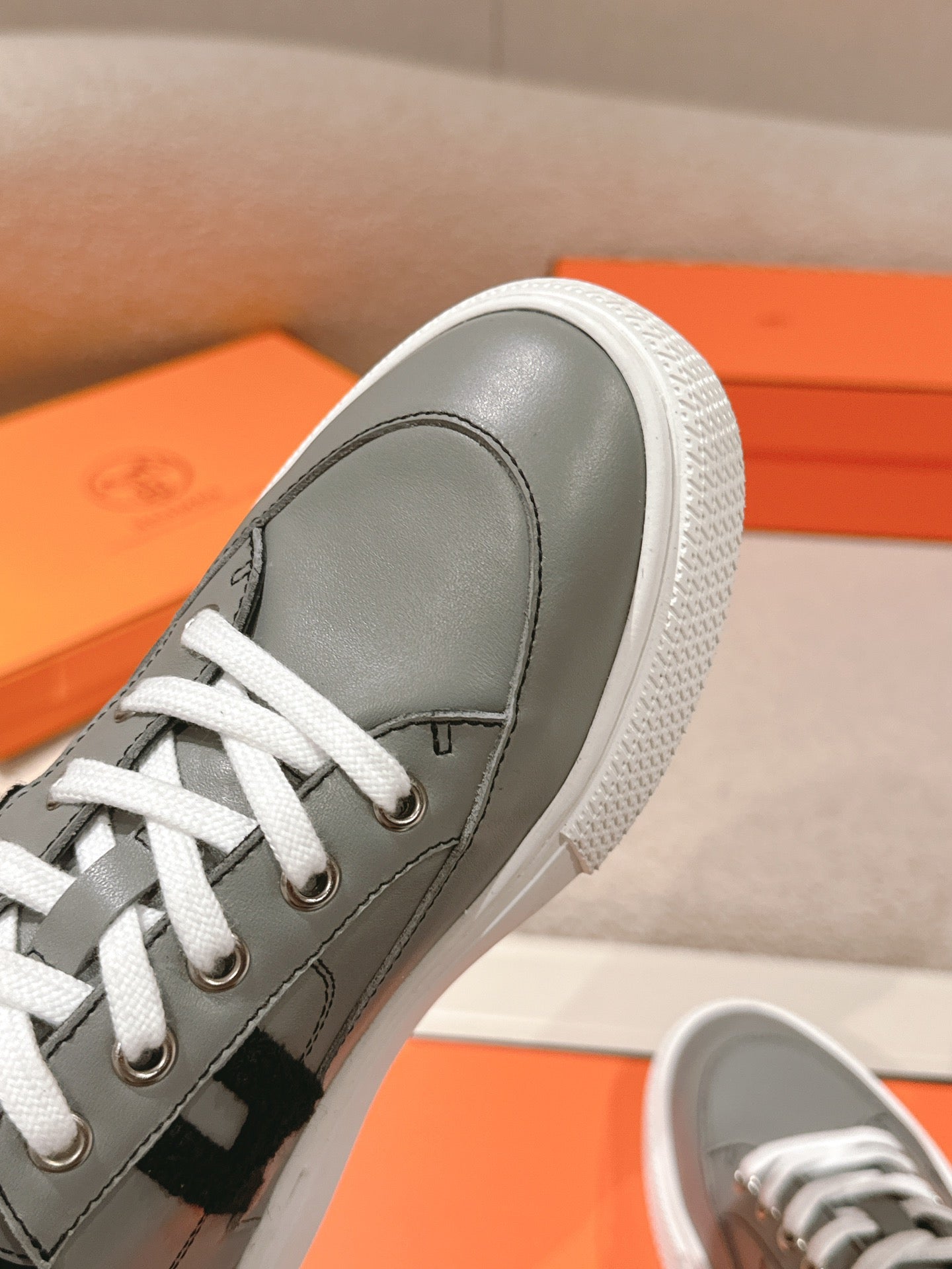 HM 25ss Sneakers Dark Gray Cowhide 577534