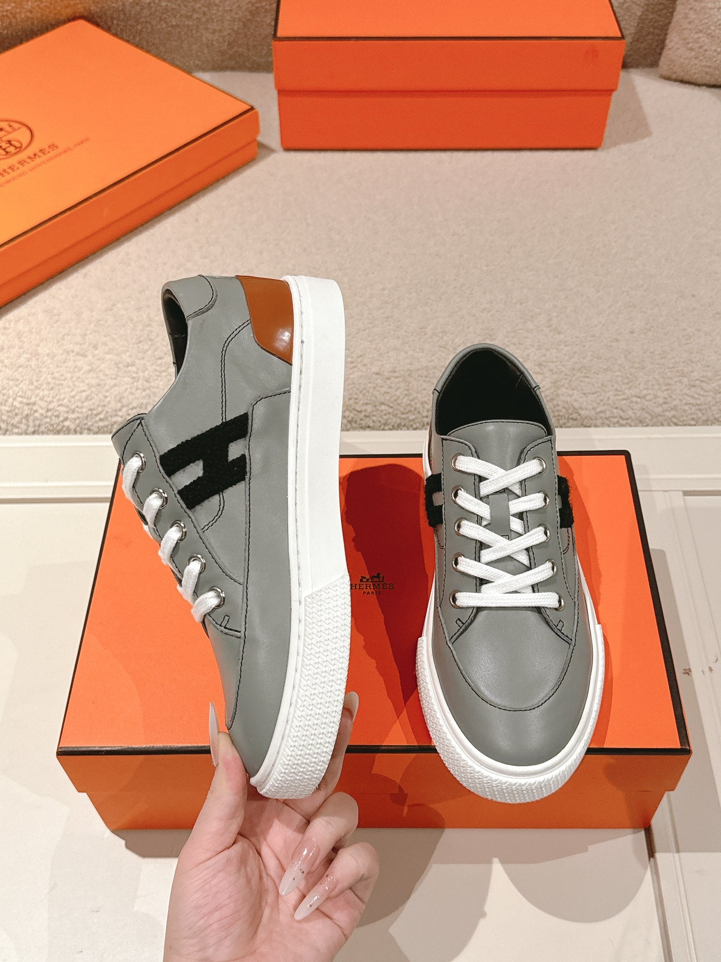 HM 25ss Sneakers Dark Gray Cowhide 577534