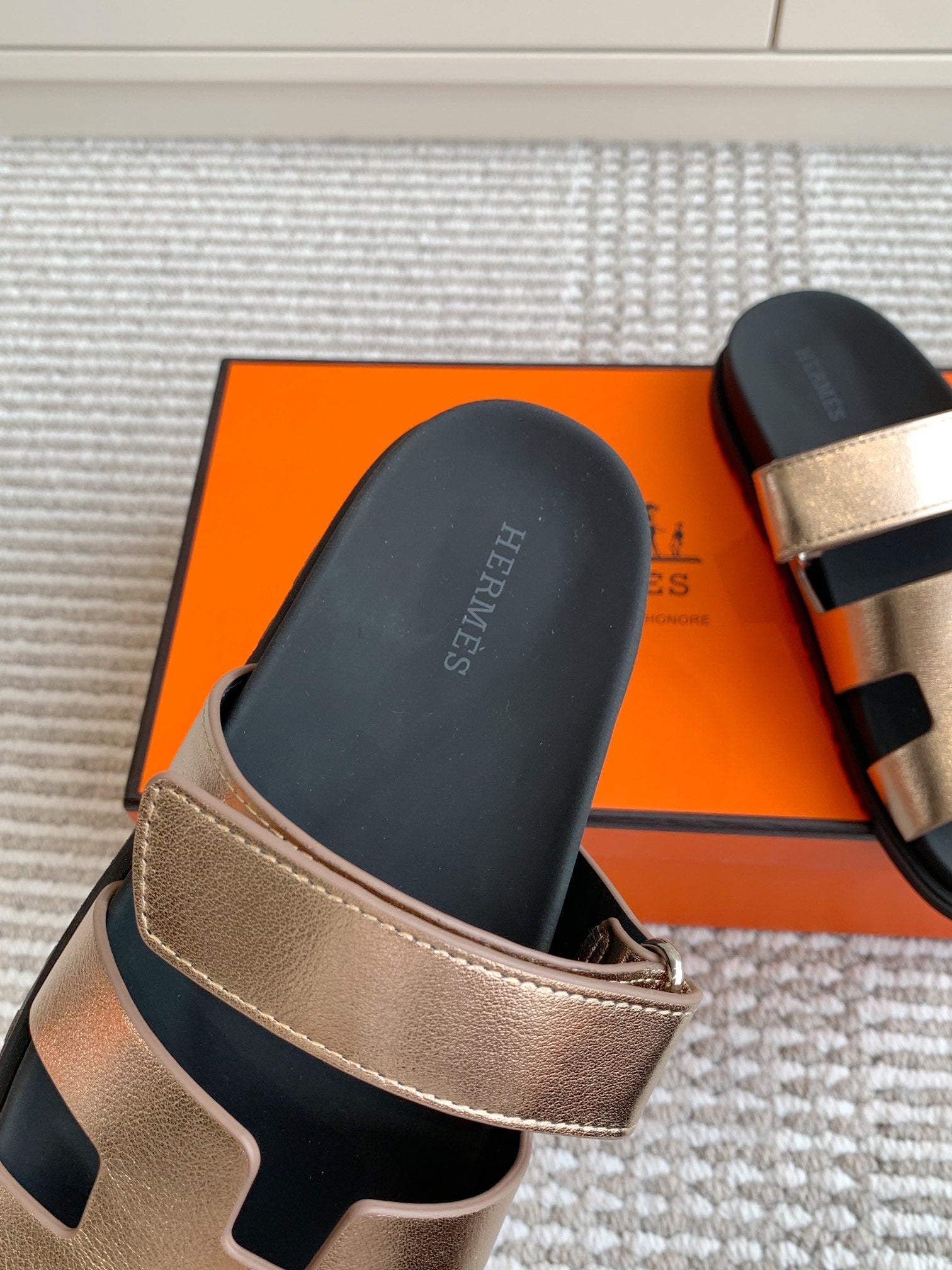 Hermes 2026 Chypre Sandal Grained Goatskin With Metallic Finish 982174