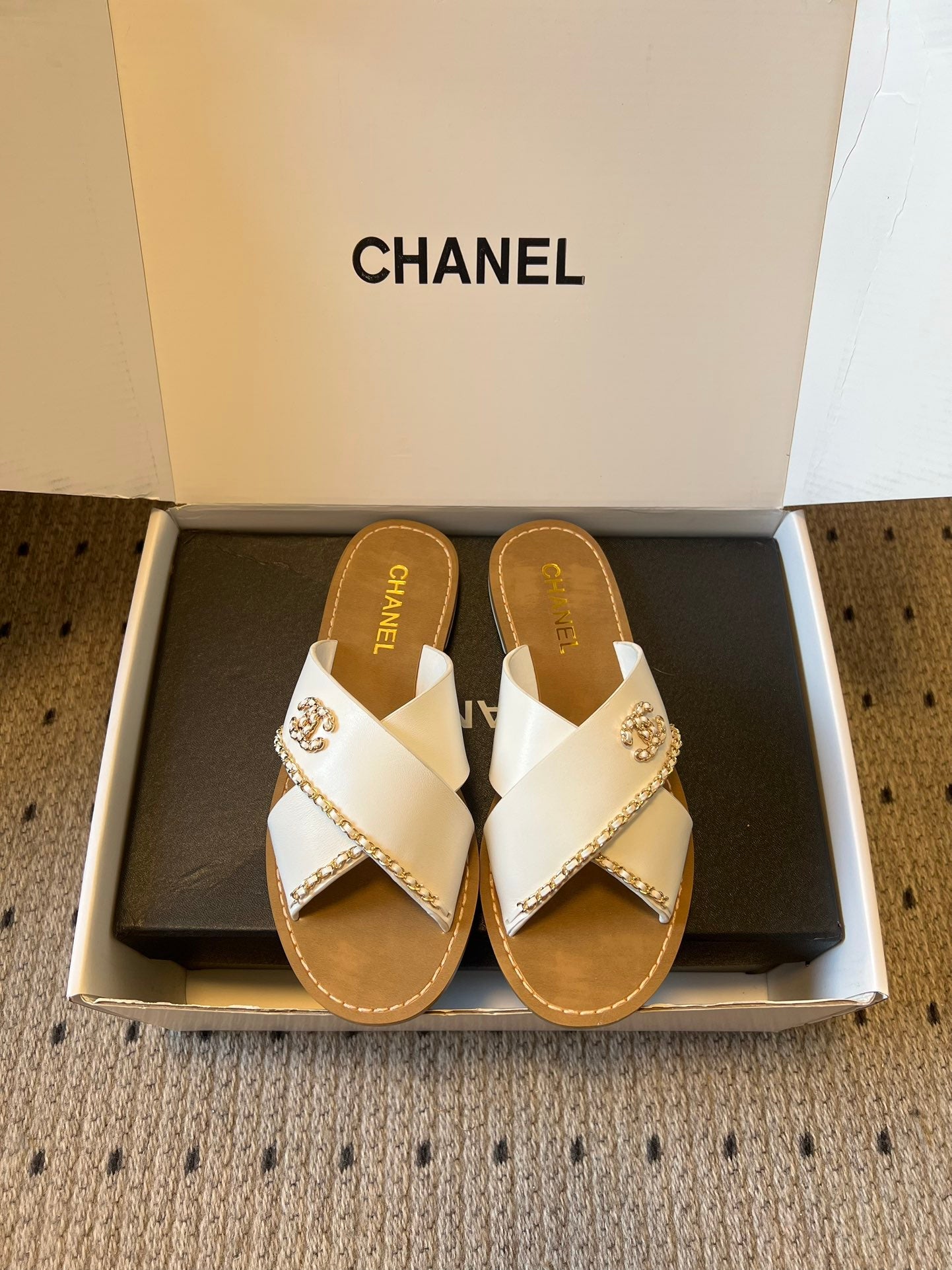 CC 26s Flat Sandals White Brown Cowhide 627195