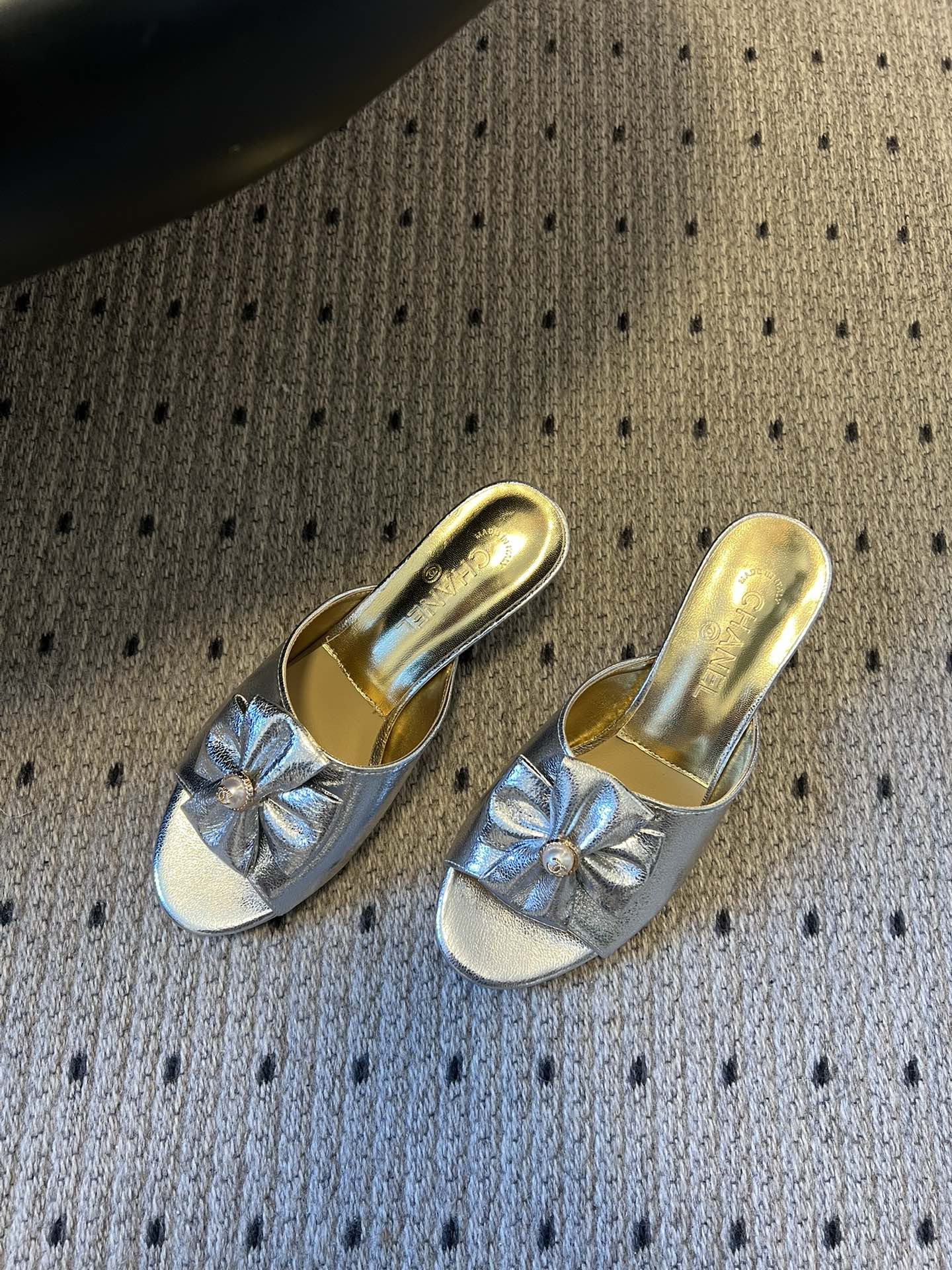 CC 26s High-Heeled Slides 60 Metallic Sliver Cowhide 627183