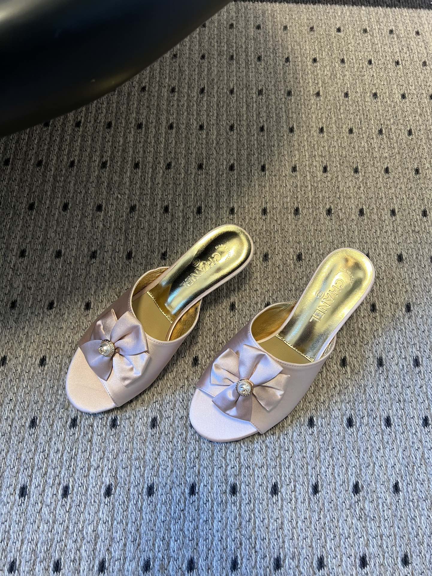 CC 26s High-Heeled Slides 60 Light Pink Satin Cowhide 627185