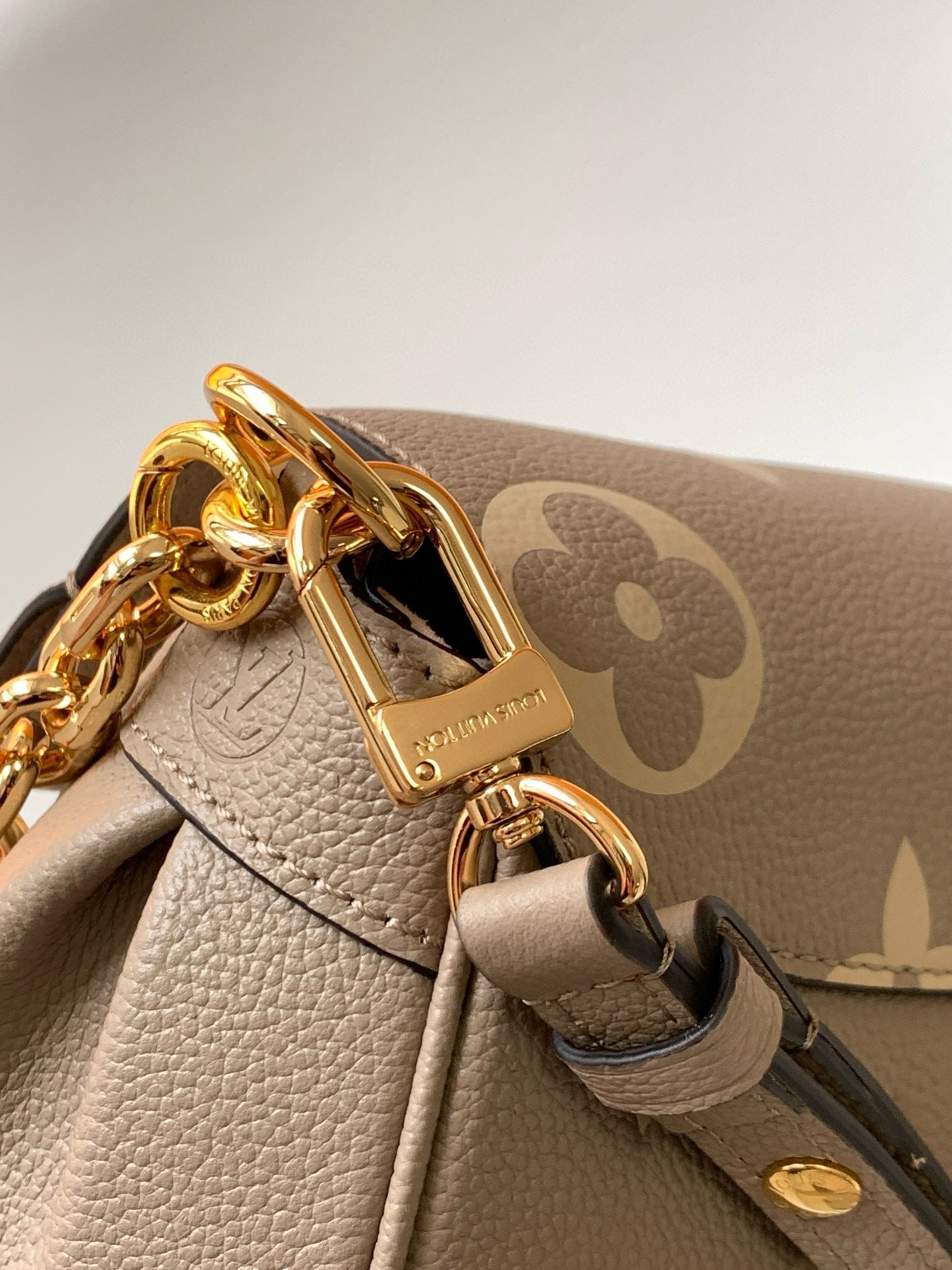 favorite 24 dove cream biocolor monogram empreinte leather