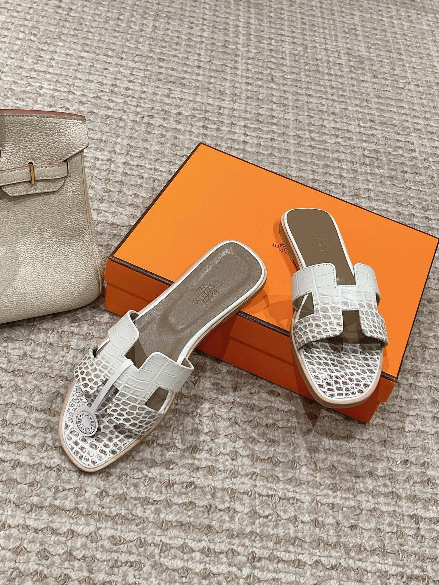 HM 25 Oran Sandal White Crocodile Skin
