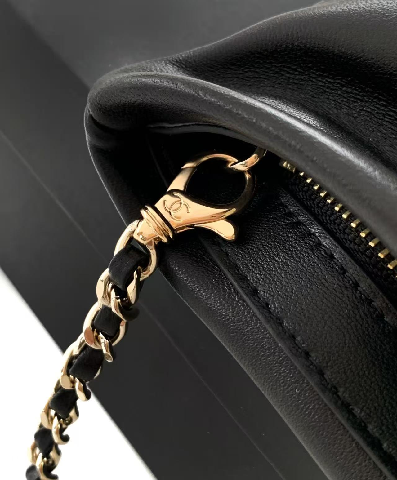 Chanel 2025 Shiny Pearl Clutch With Chain Bag 24cm Black Lambskin