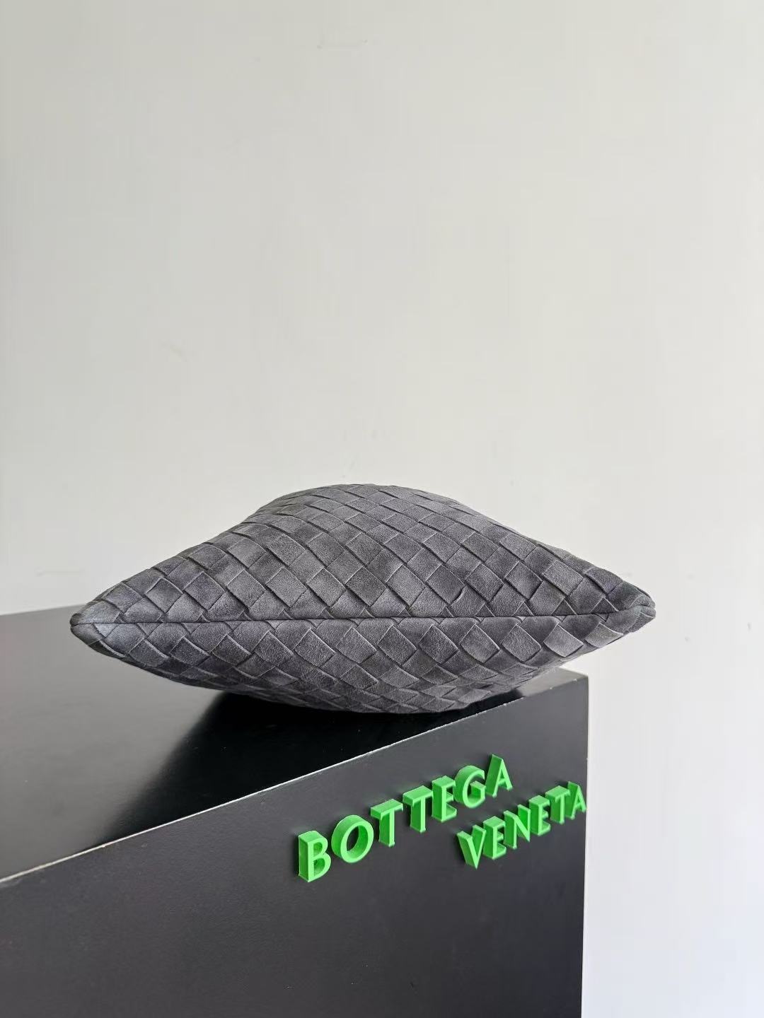 Bottega Veneta 2026 Dust Bag 32cm Gray Suede