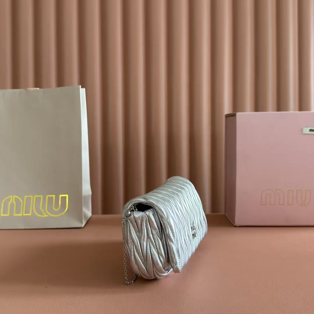 Miu Miu 2026 Matelasse Bag 18cm Silver Leather