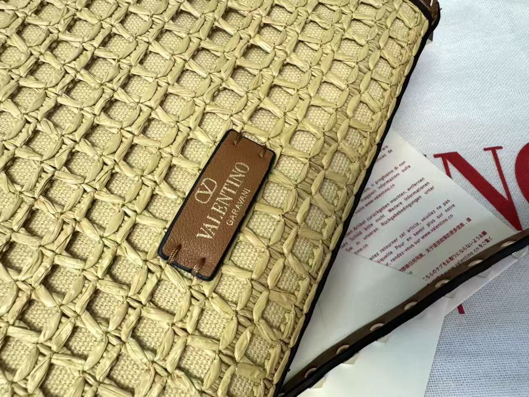 Valentino 2026 Garavani Rockstud Bag 22.5cm Beige Brown Raffia Leather