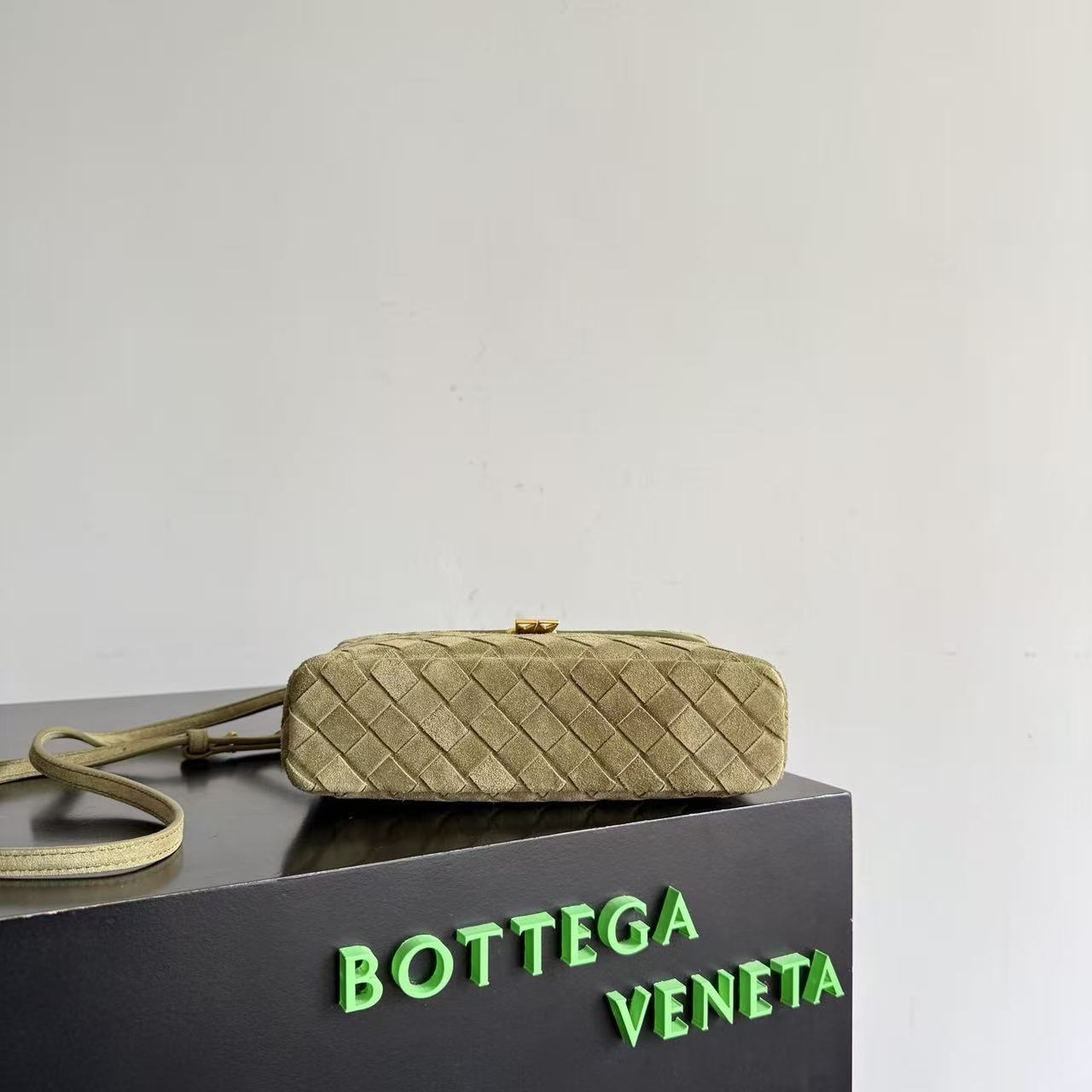 Bottega Veneta 2026 Bang Bang Vanity Case 22cm Khaki Green Suede Calfskin