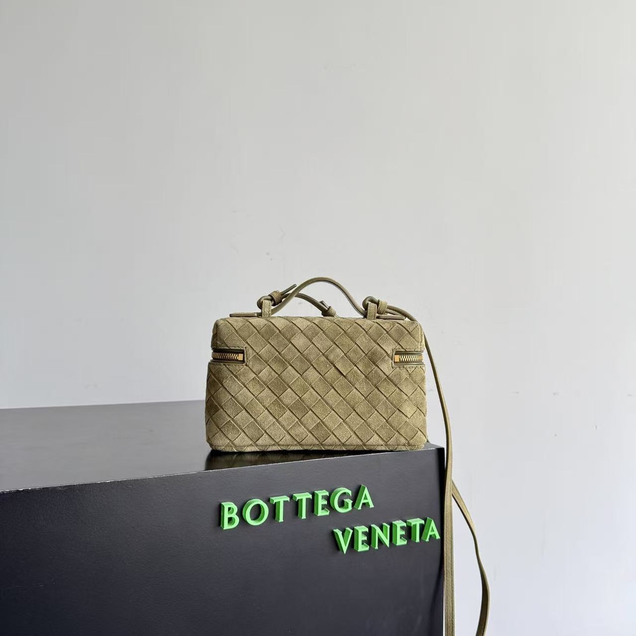 Bottega Veneta 2026 Bang Bang Vanity Case 22cm Khaki Green Suede Calfskin