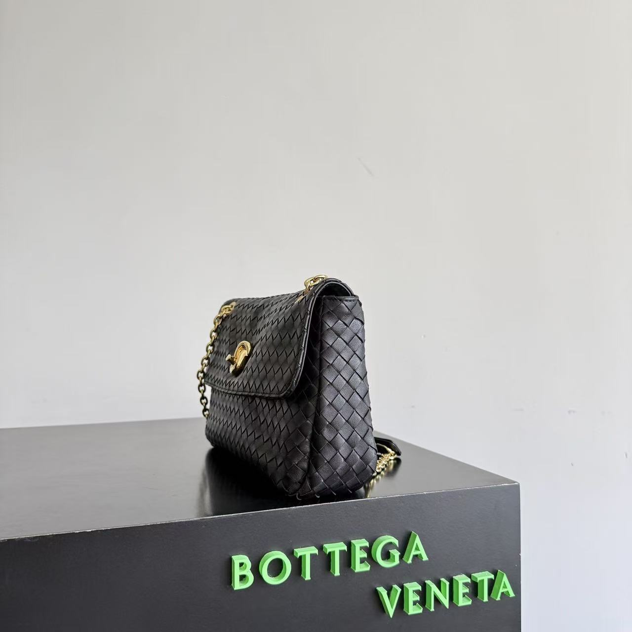Bottega Veneta 2026 Madison Intrecciato Bag 27cm Black Leather