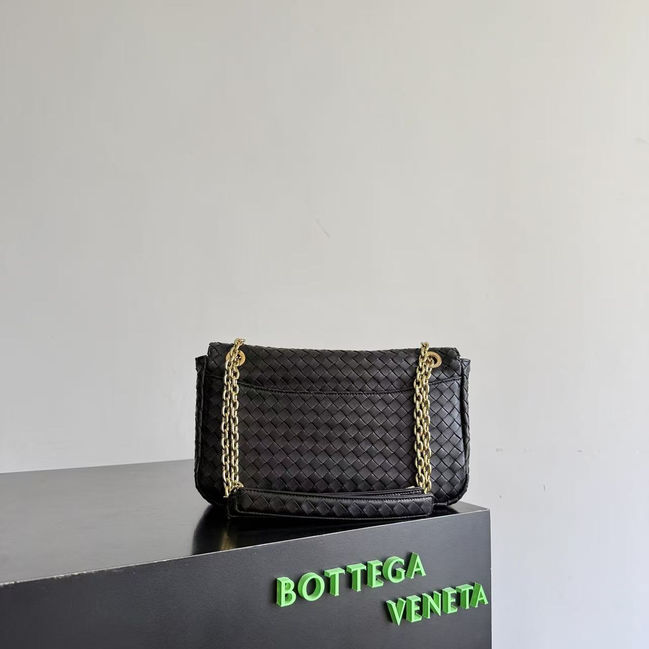 Bottega Veneta 2026 Madison Intrecciato Bag 27cm Black Leather
