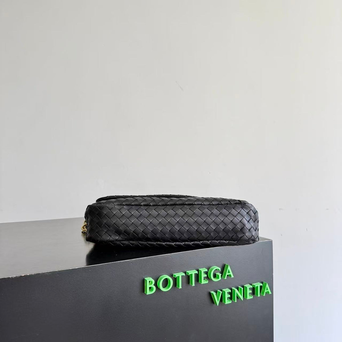 Bottega Veneta 2026 Madison Intrecciato Bag 27cm Black Leather