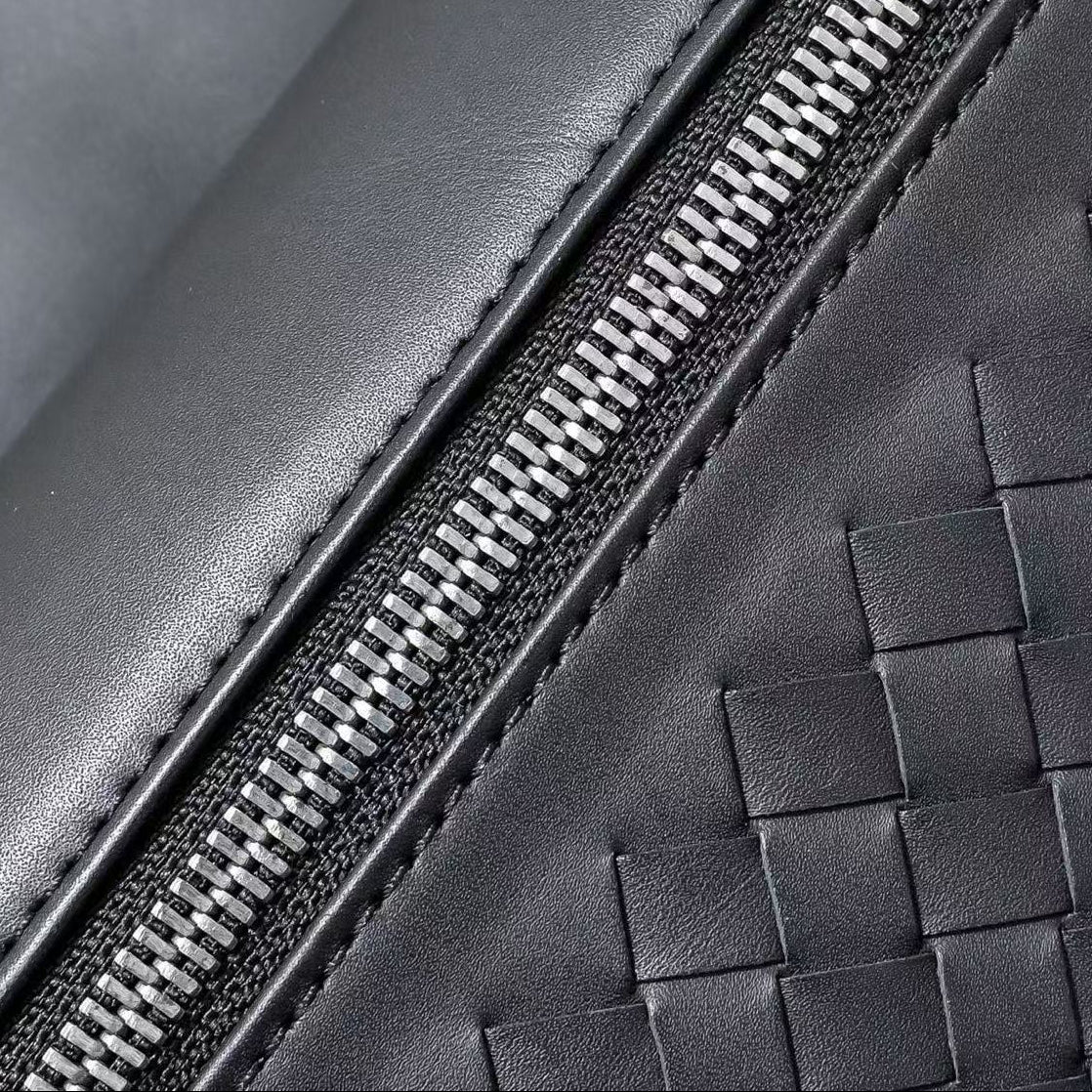 Bottega Veneta 2026 Crossbody Bag 26cm Black Leather