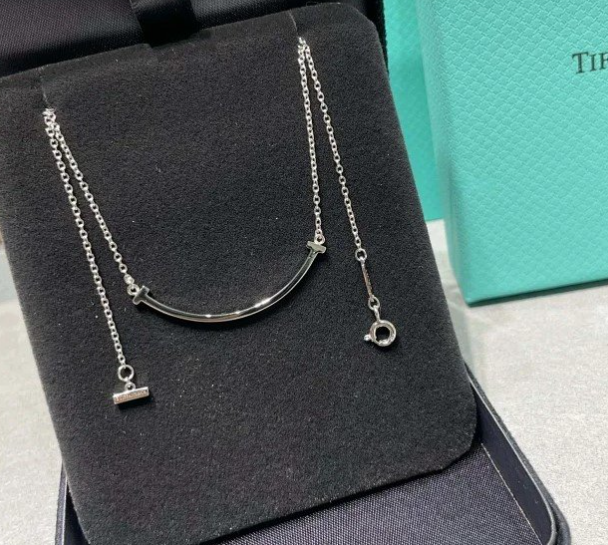Tiffany & Co. T Medium Smile Necklace