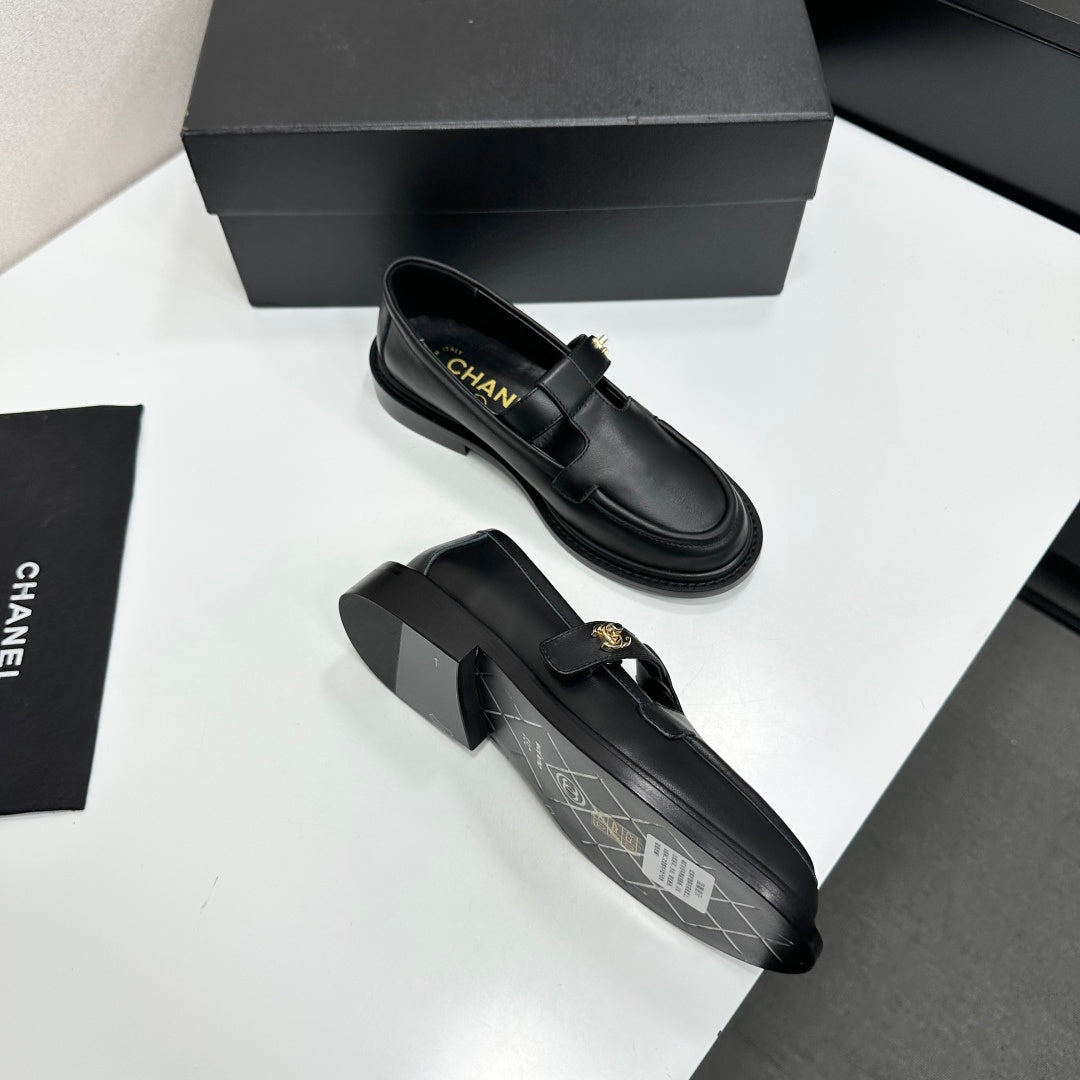 Chanel 2026 CC Turnlock Loafers Cowhide 944554