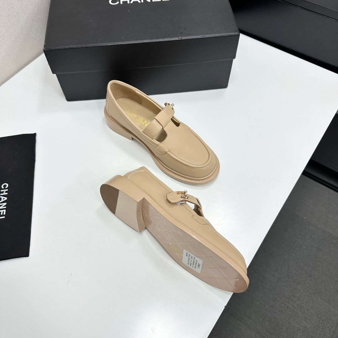 Chanel 2026 CC Turnlock Loafers Cowhide 944554