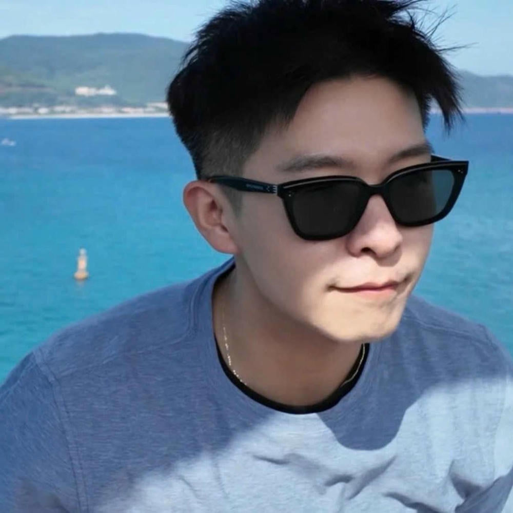 SQUARE SUNGLASS 575845 IN BLACK ACETATE BLACK LENSES