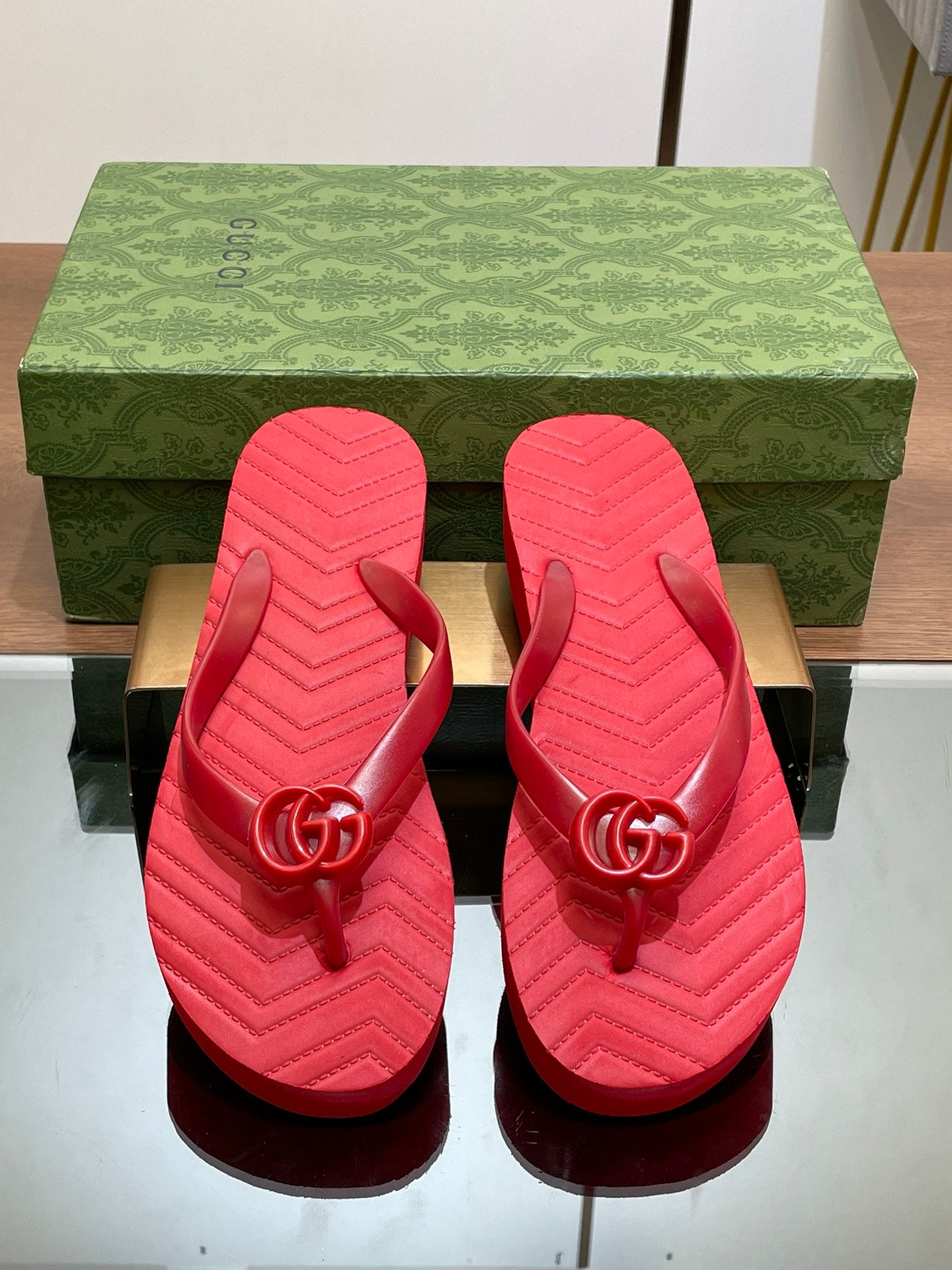 Gucci 2026 Chevron GG Thong Sandals Rubber 699729