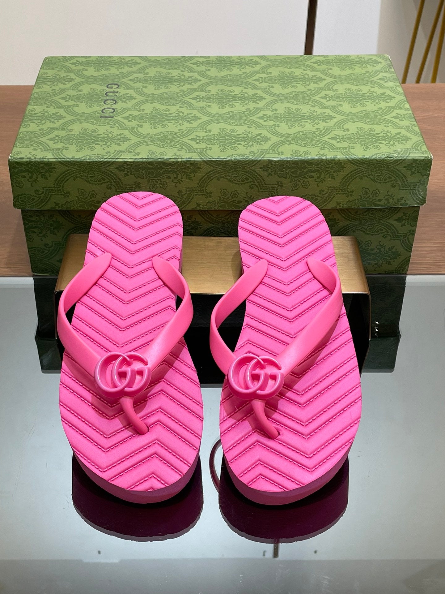 Gucci 2026 Chevron GG Thong Sandals Rubber 699729