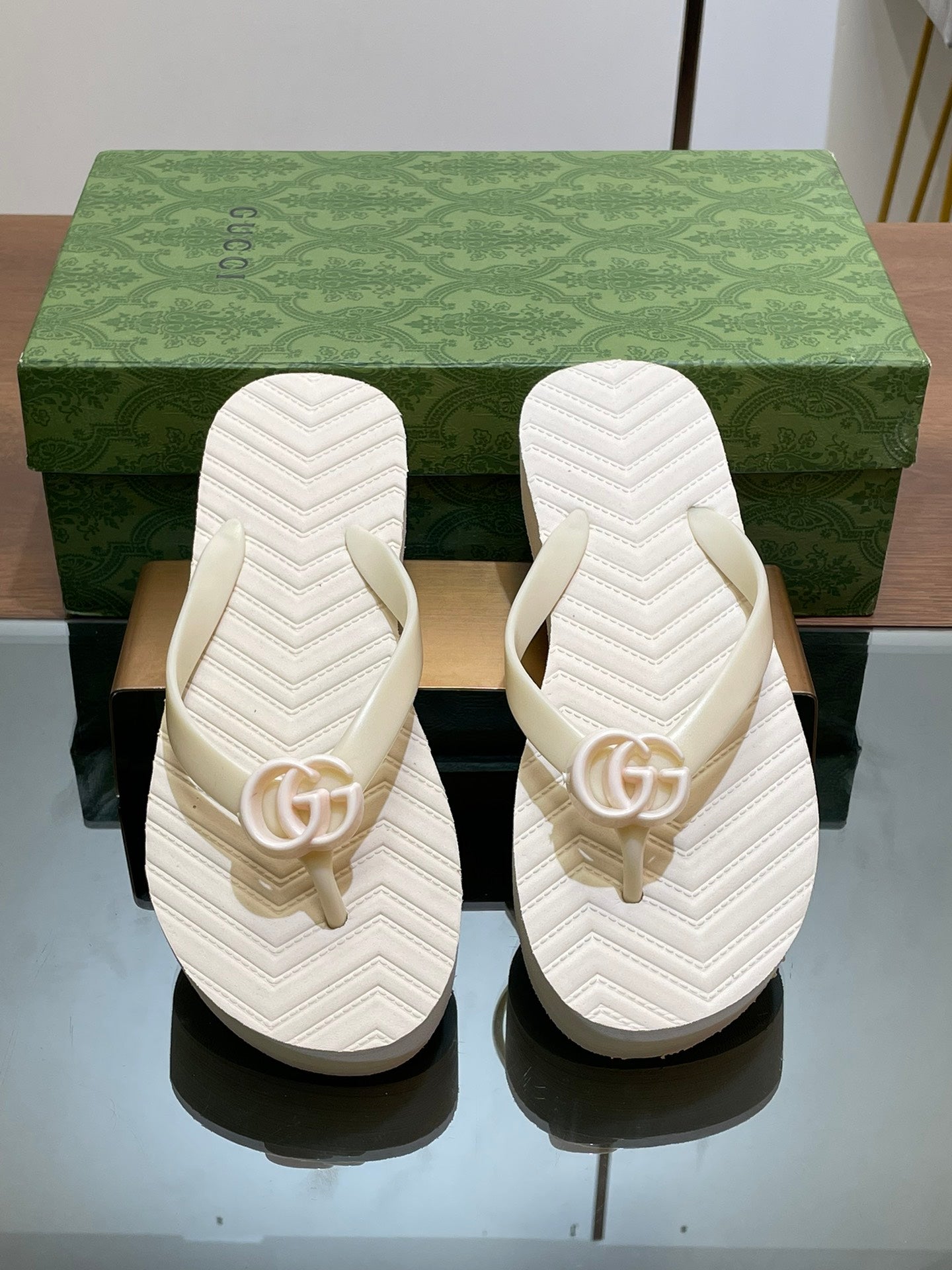 Gucci 2026 Chevron GG Thong Sandals Rubber 699729