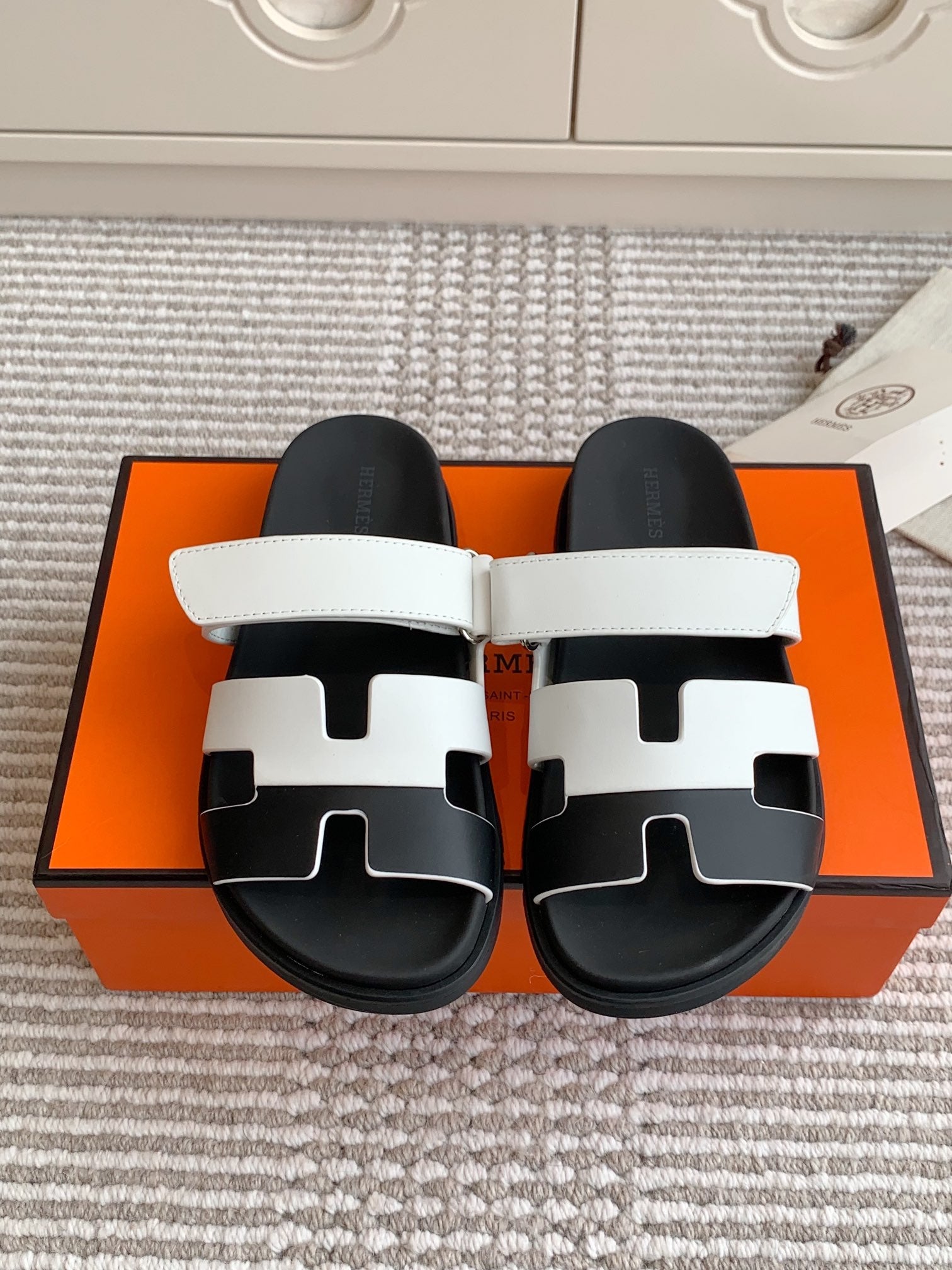 Hermes 2026 Chypre Sandal Two-tone Calfskin 982191