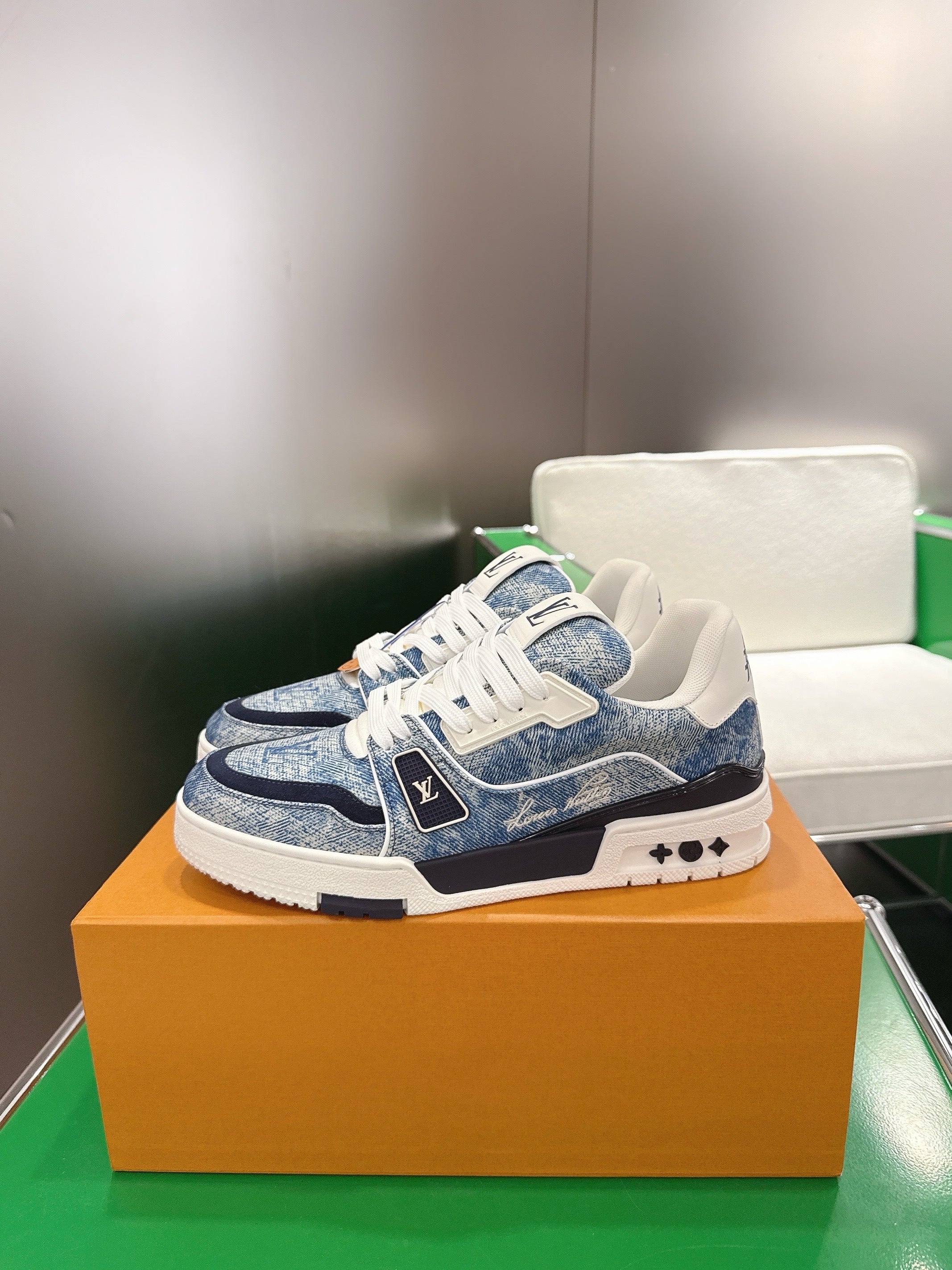 LV 26ss Trainer Sneakers White Blue Denim Cowhide 632146