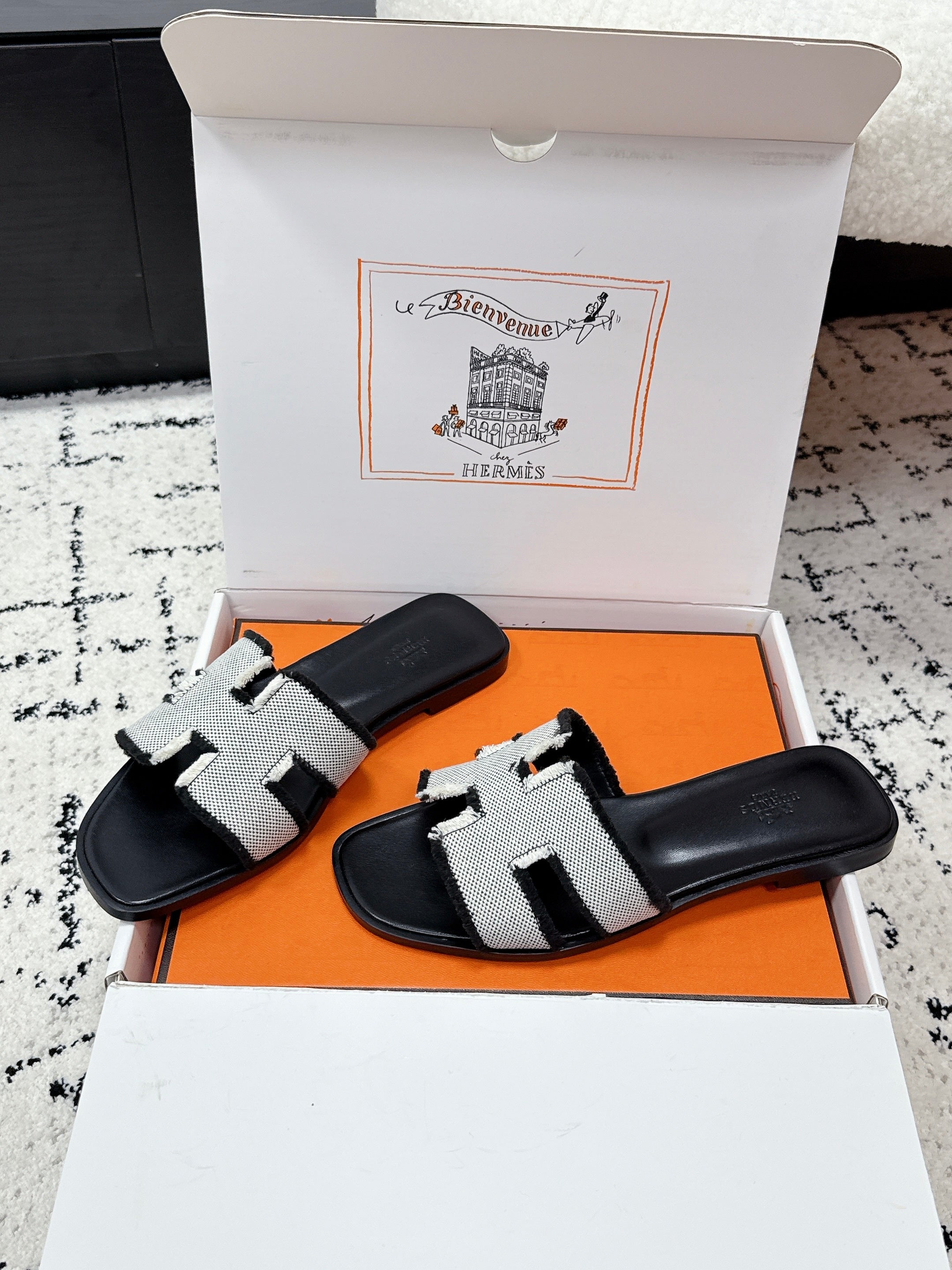 HM 26ss Oran Sandals Black White Canvas Cowhide 617213
