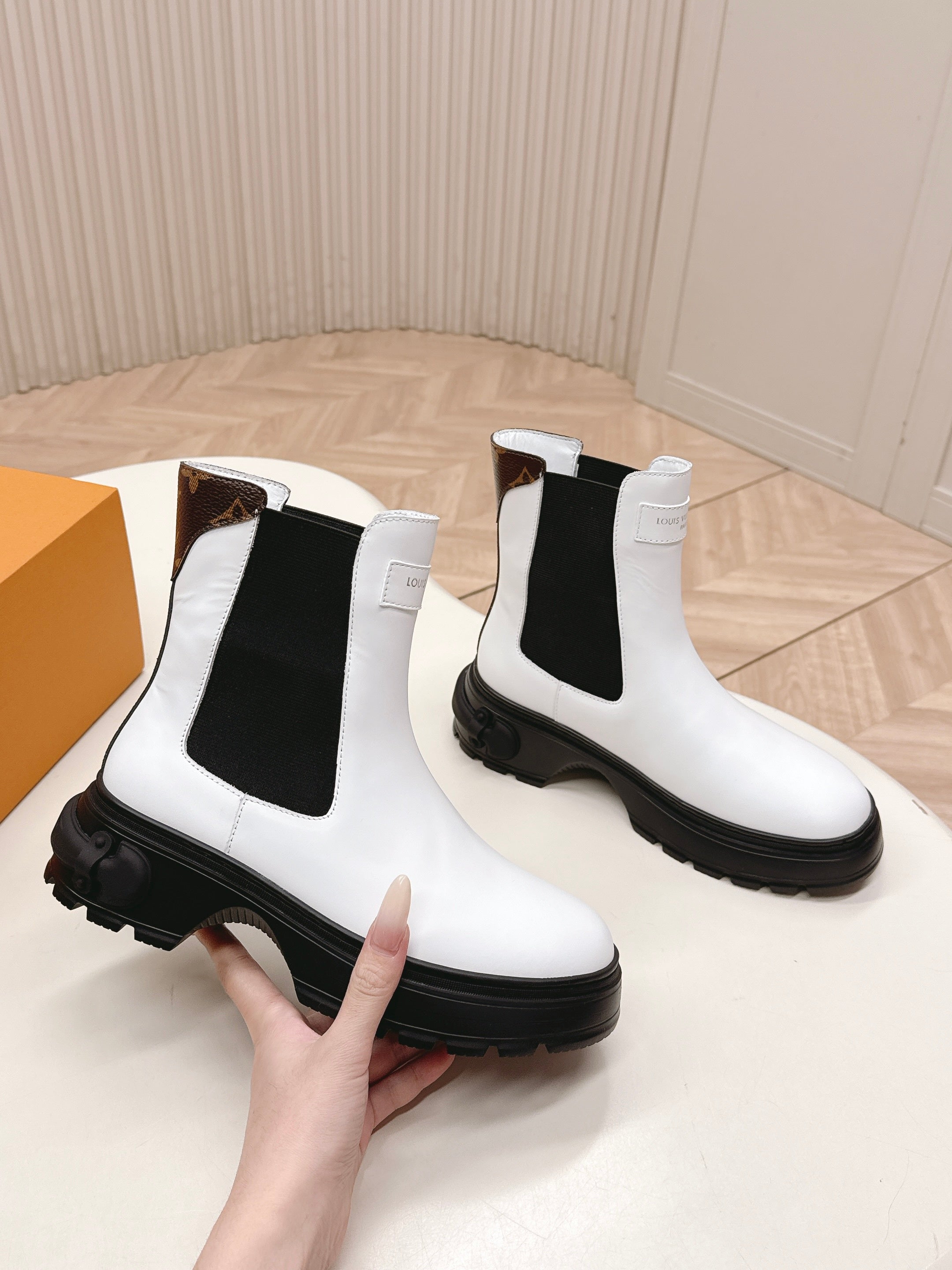 LV 2026 Martin Boot White Black Calfskin 595455