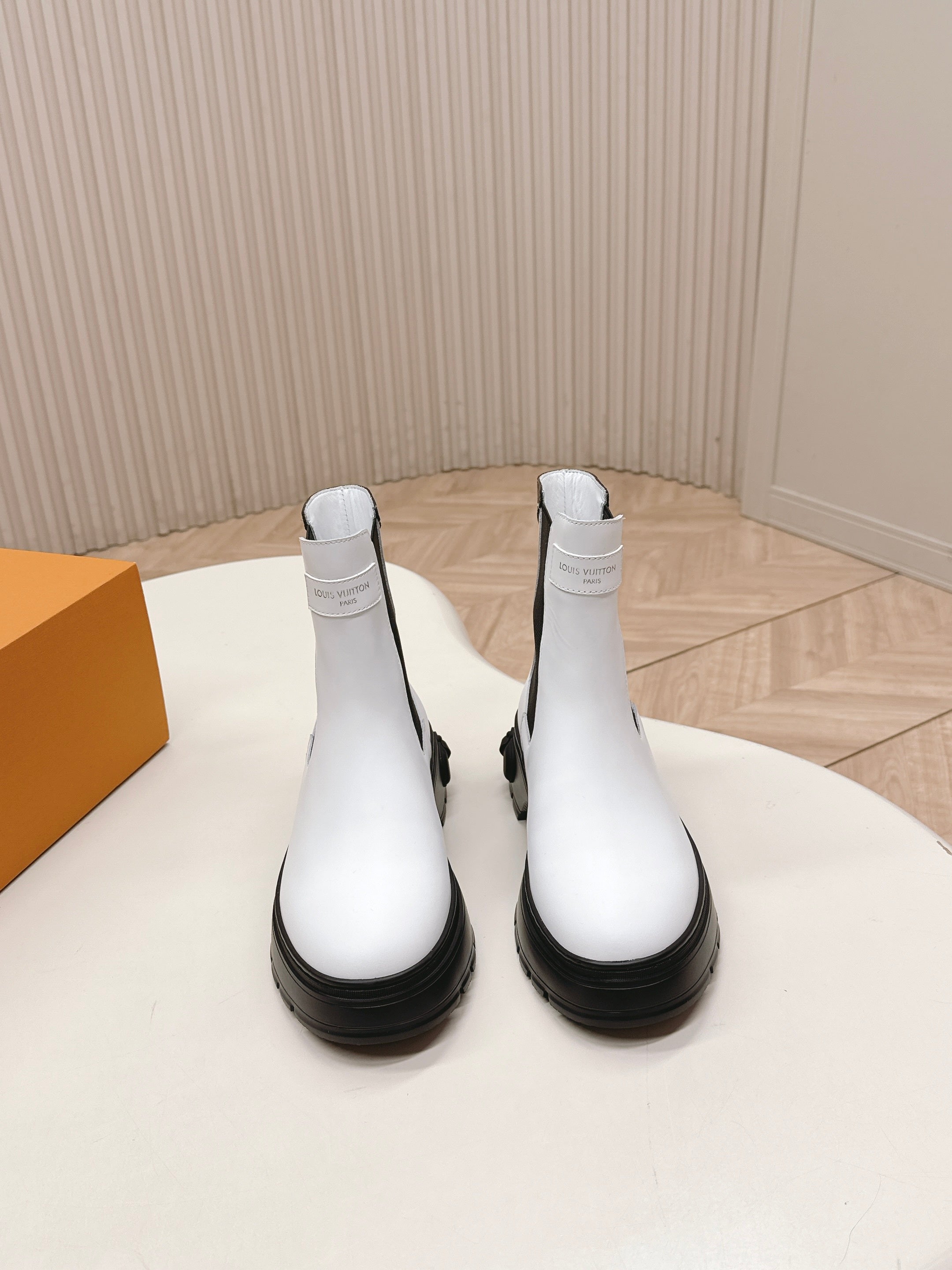 LV 2026 Martin Boot White Black Calfskin 595455