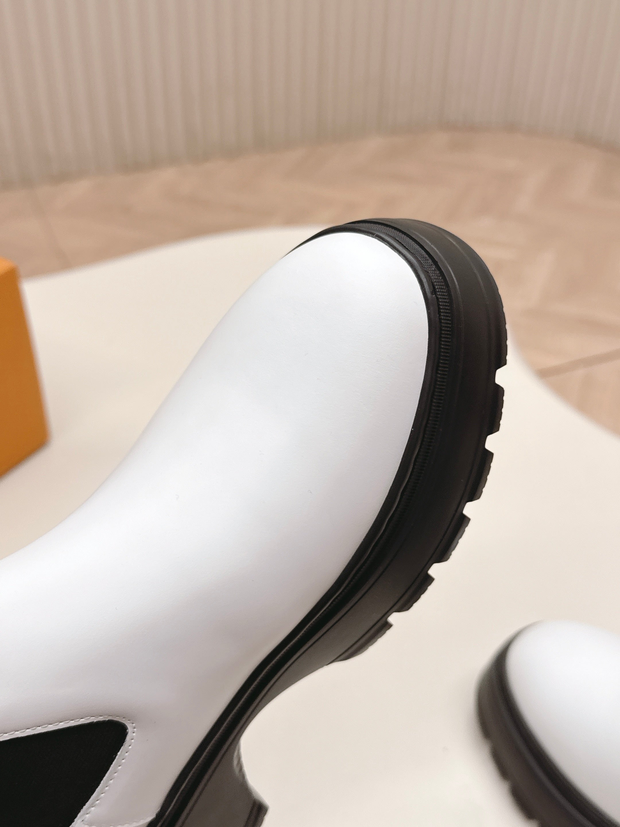 LV 2026 Martin Boot White Black Calfskin 595455