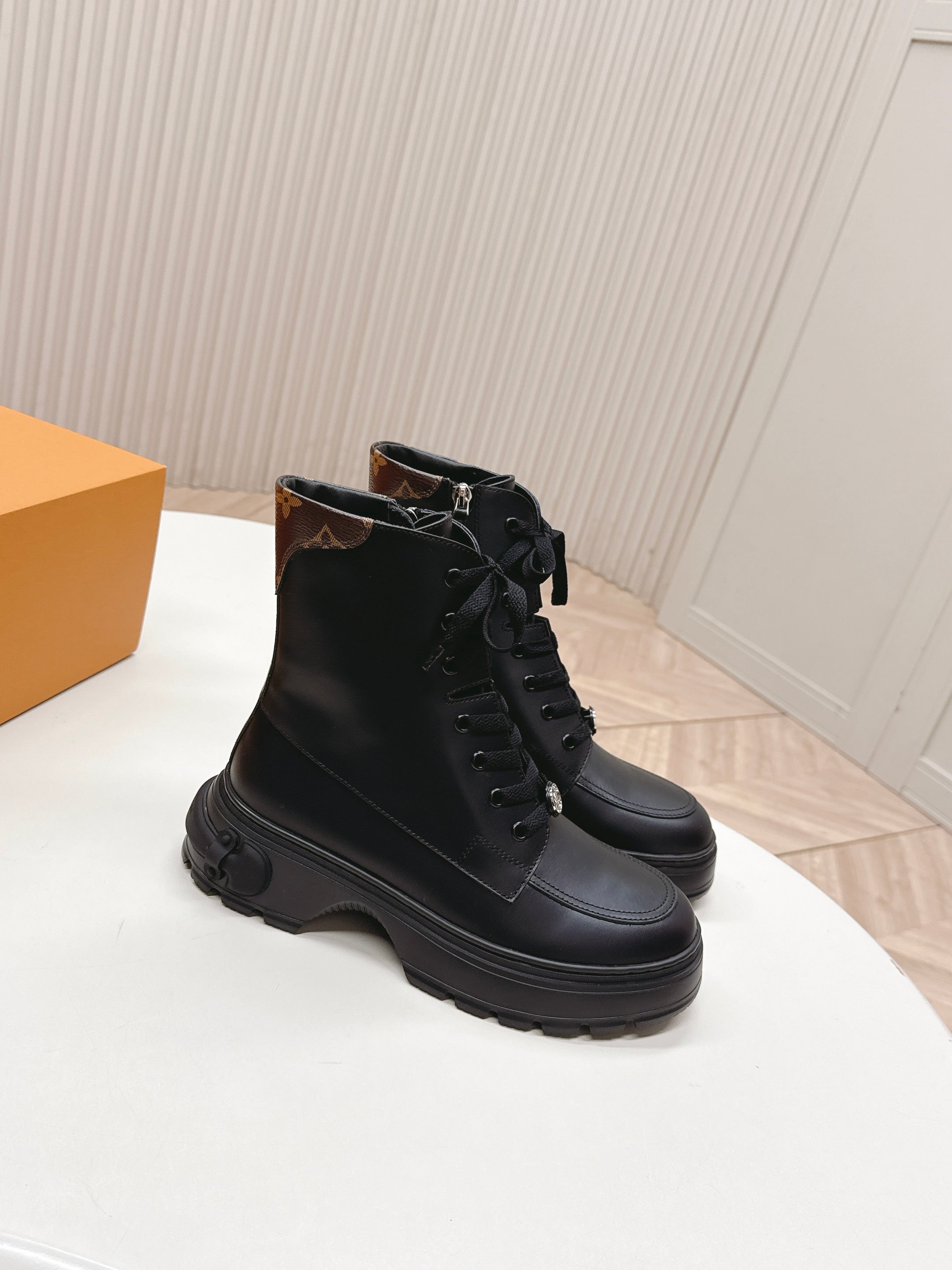 LV 2026 Laureate Platform Desert Boot Black Calfskin 595451