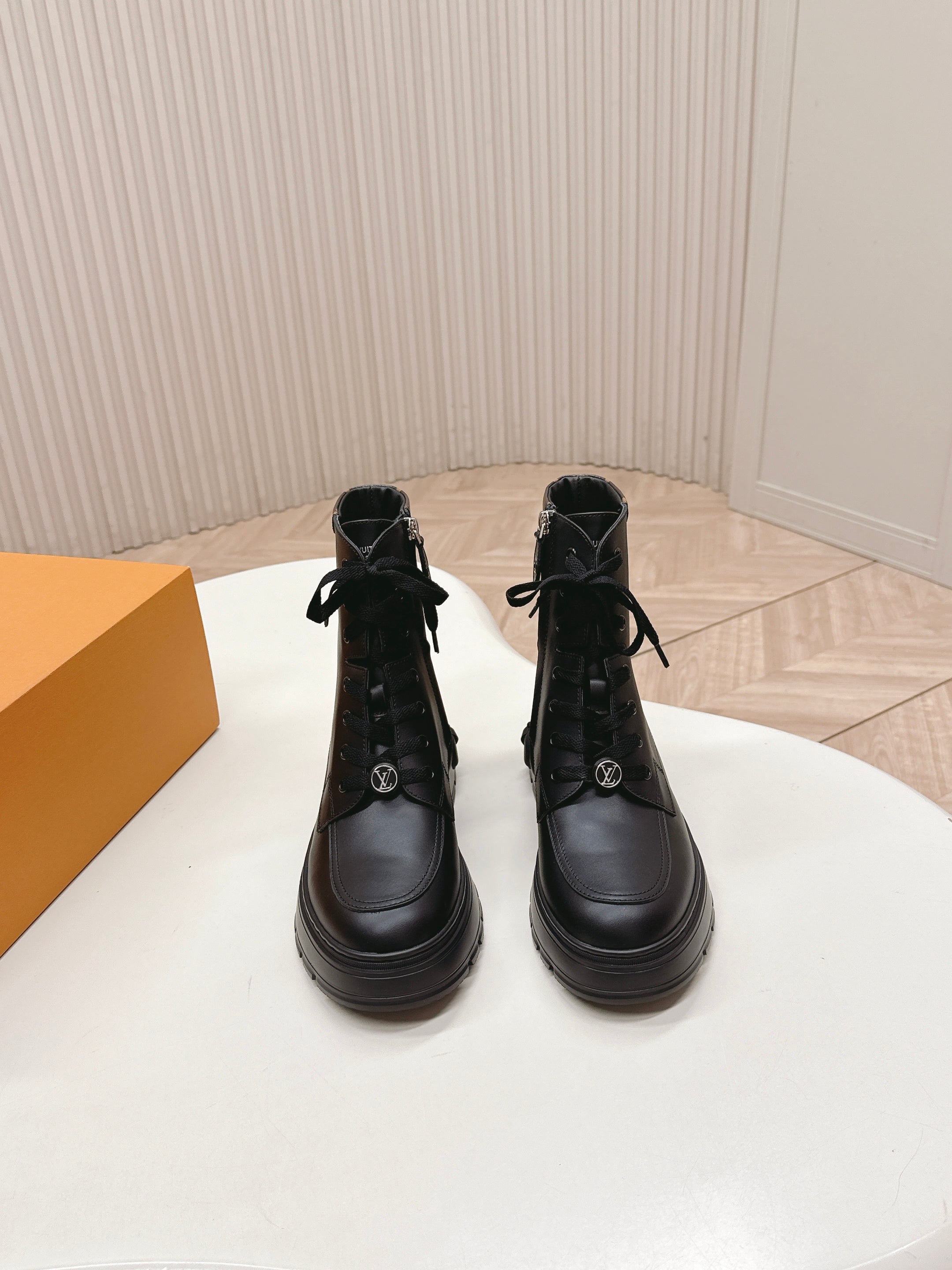 LV 2026 Laureate Platform Desert Boot Black Calfskin 595451