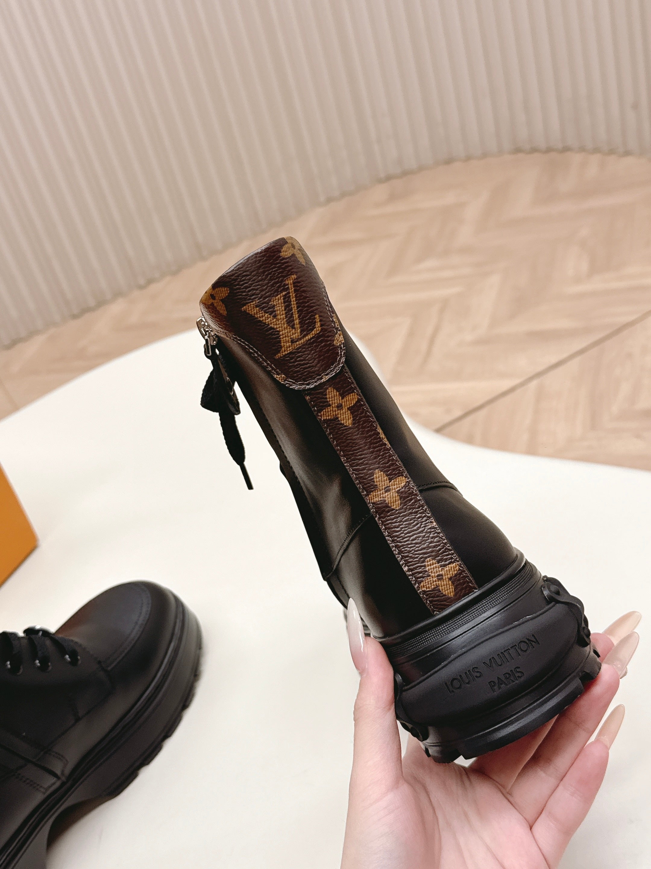 LV 2026 Laureate Platform Desert Boot Black Calfskin 595451